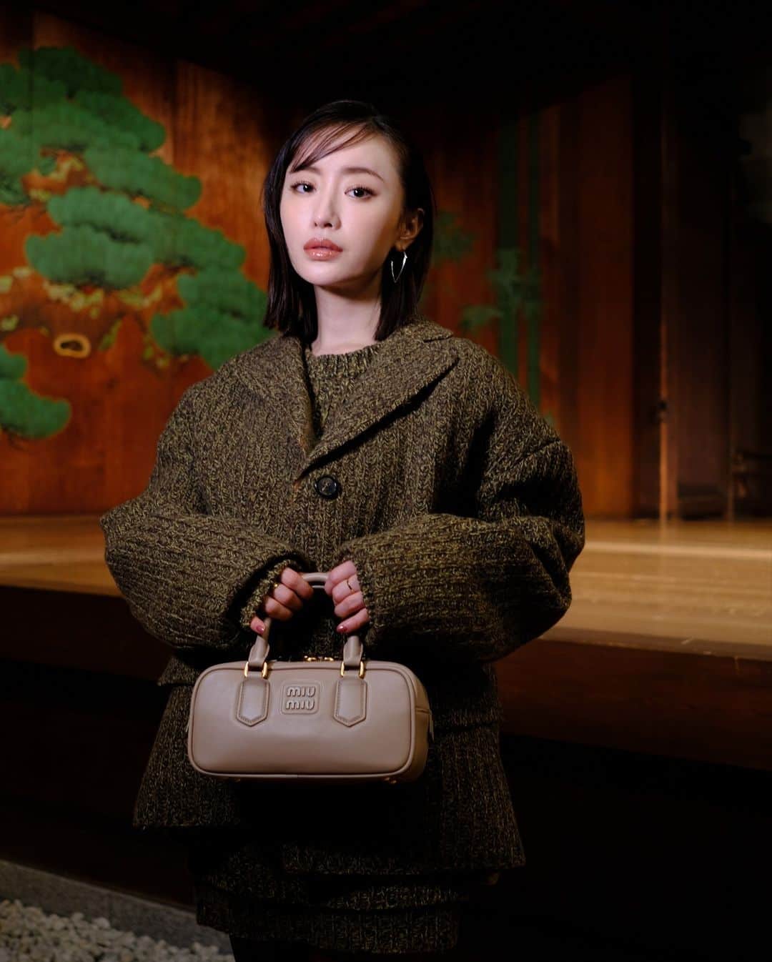 Miu Miuさんのインスタグラム写真 - (Miu MiuInstagram)「Miu Miu guests captured while attending the Miu Miu Club Tokyo, in Aoyama district, on November 23rd, 2023.    On this occasion Miu Miu casted spotlight on Noh Theatre, paying tribute to this traditional art form with almost 700 years of history, involving female artists and creators.    #MiuMiu  #MiuMiuClubTokyo」11月25日 20時00分 - miumiu