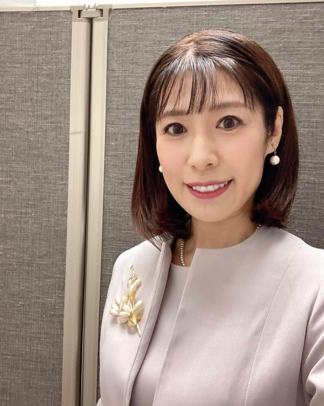 石崎佳代子のインスタグラム：「🎤 某大企業の表彰式司会✨  受賞された皆さまの晴れのスピーチを サポートさせて頂き、 華やかなお祝いの場を共有させて頂きました😊  様々な受賞発表のシーンでは、 その瞬間の音楽に合わせて 発声のトーンやテンポを調整しています。  素敵な時間をありがとうございました✨  #福岡 #表彰式  #司会 #フリーアナウンサー #式典司会」