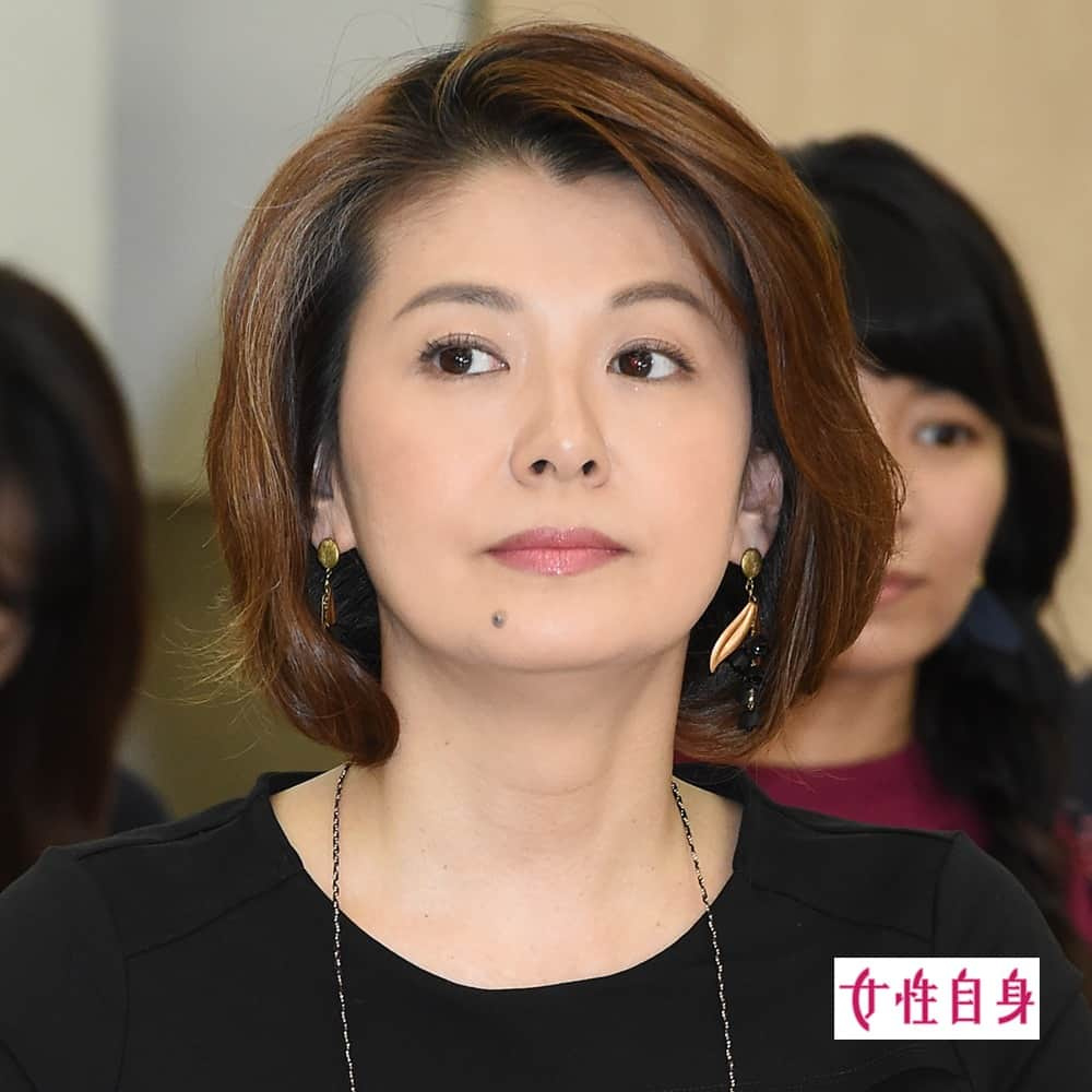 女性自身 (光文社)のインスタグラム：「📣南野陽子　給料未払い、実父の介護費用も使い込まれ…横領容疑で逮捕の夫に絶えなかった“黒い噂” --- 11月21日、俳優・南野陽子（56）の夫であるA氏が業務上横領容疑で逮捕された。A氏は昨年10月、元警察官の男と共謀し、その男が当時理事長を務めていた社会福祉法人「誠心会」の口座から、現金およそ1500万円をA氏が関係する別の企業の口座に移した疑いが持たれている。 南野は’85年にドラマ『時をかける少女』（フジテレビ系）でデビューして以降、’85年の『スケバン刑事II 少女鉄仮面伝説』（フジテレビ系）や’87年の映画『はいからさんが通る』（’87年）などで主演を飾り、一躍大ブレイク。また近年も’18年の大河ドラマ『西郷どん』（NHK総合）や’20年の『半沢直樹』（TBS系）といった数々の話題作に出演し、長きにわたって第一線で活躍している。 --- ▶続きは @joseijisin のリンクで【WEB女性自身】へ ▶ストーリーズで、スクープダイジェスト公開中📸 ▶投稿の続報は @joseijisin をフォロー＆チェック💥 --- #南野陽子 #夫 #夫婦 #逮捕 #結婚 #金銭トラブル #トラブル #クリニック #東京 #銀座 #お金 #開業 #金融会社 #督促状 #父親 #老人ホーム #介護 #介護費用 #給料 #病院 #給与 #借金 #女性自身」