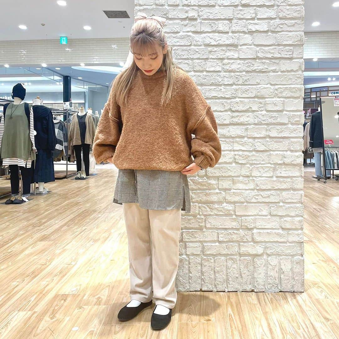 HEART MARKET (ハートマーケット)さんのインスタグラム写真 - (HEART MARKET (ハートマーケット)Instagram)「・ ・ NEW ARRIVAL ♡  やわらかコーデュロイタックパンツ (sa2311974)  price: 税込¥4,290 size: M / L (着用サイズ : M) color : 3カラー  商品名の通り、柔らか素材で動きやすく、 足回りのシルエットも綺麗に見える楽ちんパンツです！ ウエストが紐・ゴムタイプなところもおすすめポイントのひとつです♡  ◉day1⃣ コーデアイテム メランジニット立体プルオーバー (sa2311221)  中綿ナイロンベスト (bsan2310294)  ◉day2️⃣ コーデアイテム 衿ギャザー前あきワンピース (fr2311449)  リブタートル (fr2311235)  ◉day3⃣ コーデアイテム ALUBAMU Bigトレーナー (bs2311267)  かるもふパイピングベスト (lf2212659)  ◉day4️⃣ コーデアイテム くるくるブークレニットプルオーバー (bs2311174)  起毛チェックスタンドオーバーシャツチュニック (sa2310967)  【モデル身長：152cm】 @oto__hm  #ハートマーケット #heartmarket #heartmarket_tops #heartmarket_bottom #heartmarket_大人カジュアル #heartmarket_ナチュラル #ハトマコーデ #カジュアルコーデ #カジュアル #ファッション #着回しコーデ #今日のコーデ #outfit #ootd #fashion #新作アイテム  #newarrival  #wintercode  #シンプルコーデ  #パンツコーデ」11月25日 20時00分 - heartmarket