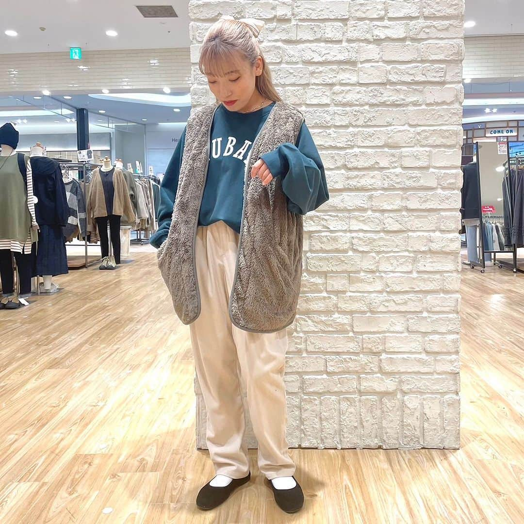 HEART MARKET (ハートマーケット)さんのインスタグラム写真 - (HEART MARKET (ハートマーケット)Instagram)「・ ・ NEW ARRIVAL ♡  やわらかコーデュロイタックパンツ (sa2311974)  price: 税込¥4,290 size: M / L (着用サイズ : M) color : 3カラー  商品名の通り、柔らか素材で動きやすく、 足回りのシルエットも綺麗に見える楽ちんパンツです！ ウエストが紐・ゴムタイプなところもおすすめポイントのひとつです♡  ◉day1⃣ コーデアイテム メランジニット立体プルオーバー (sa2311221)  中綿ナイロンベスト (bsan2310294)  ◉day2️⃣ コーデアイテム 衿ギャザー前あきワンピース (fr2311449)  リブタートル (fr2311235)  ◉day3⃣ コーデアイテム ALUBAMU Bigトレーナー (bs2311267)  かるもふパイピングベスト (lf2212659)  ◉day4️⃣ コーデアイテム くるくるブークレニットプルオーバー (bs2311174)  起毛チェックスタンドオーバーシャツチュニック (sa2310967)  【モデル身長：152cm】 @oto__hm  #ハートマーケット #heartmarket #heartmarket_tops #heartmarket_bottom #heartmarket_大人カジュアル #heartmarket_ナチュラル #ハトマコーデ #カジュアルコーデ #カジュアル #ファッション #着回しコーデ #今日のコーデ #outfit #ootd #fashion #新作アイテム  #newarrival  #wintercode  #シンプルコーデ  #パンツコーデ」11月25日 20時00分 - heartmarket