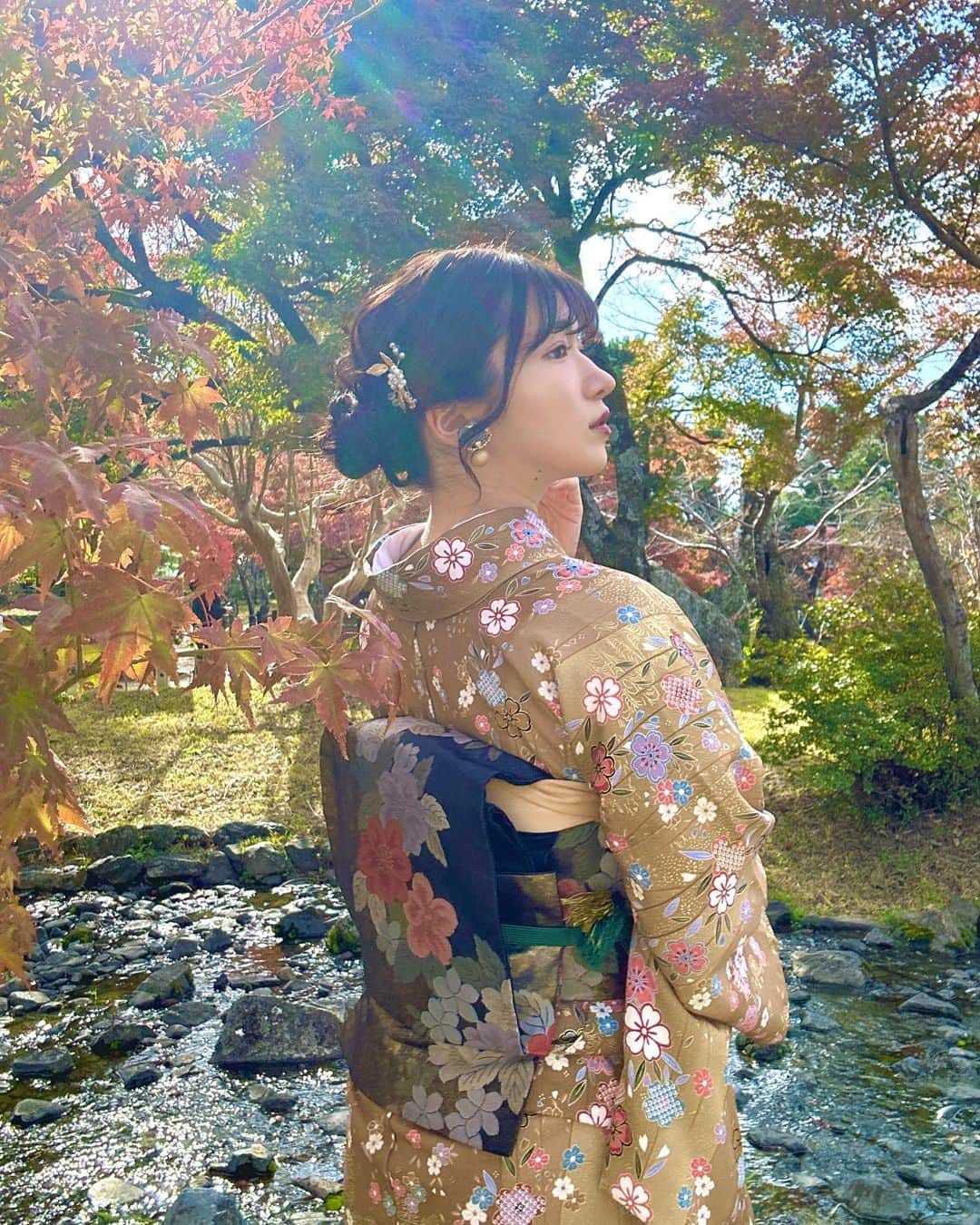 渚志帆のインスタグラム：「京都で素敵なお着物着たよ👘  アンティークな雰囲気でシックに大人っぽく🧚‍♀️💫  ゴールド系お着物、初めて着てすごく新鮮でした🌱」
