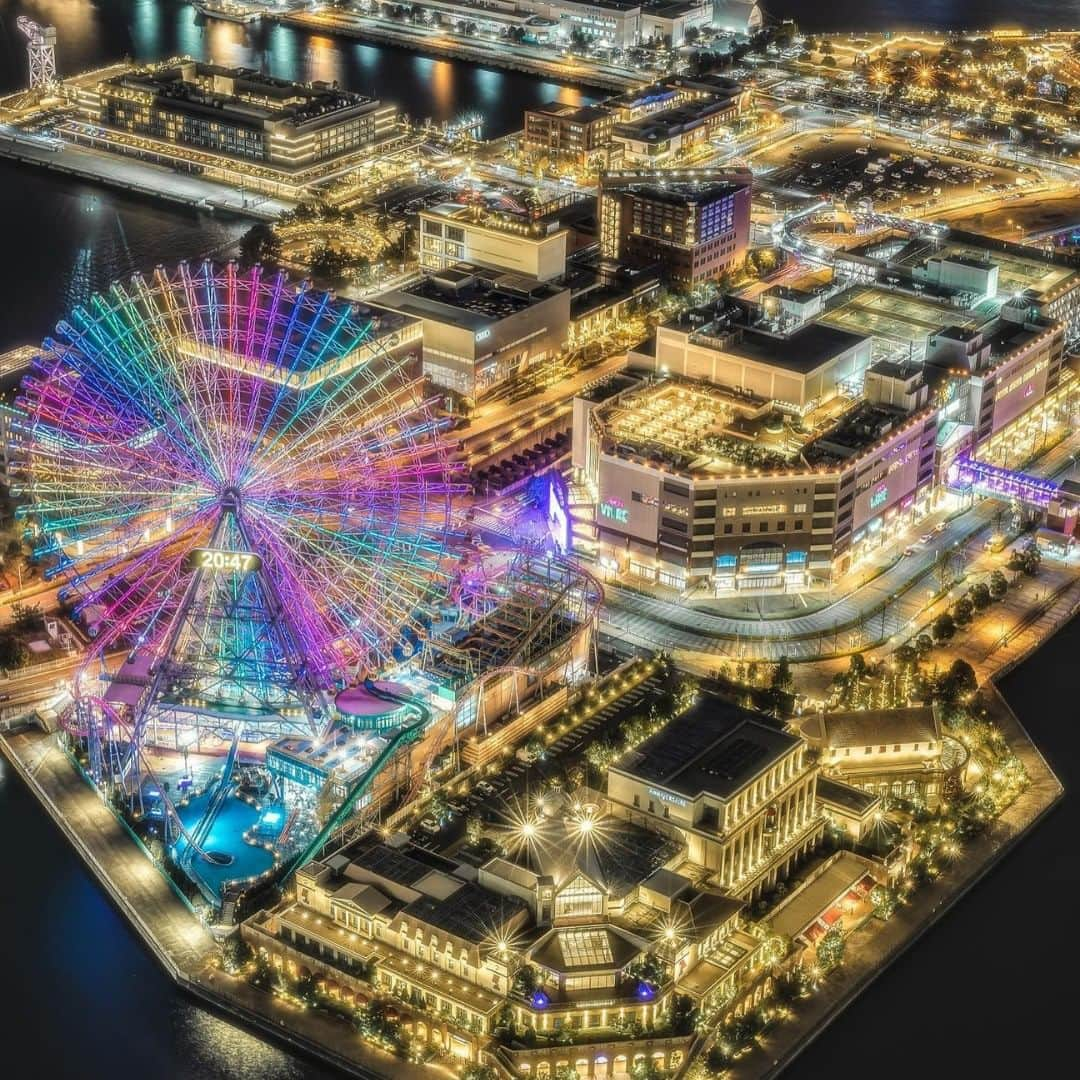 横浜ロイヤルパークホテルのインスタグラム：「… みなとみらいの絶景をご紹介📷  みなとみらいがゴールドの輝きに包まれ、冬の訪れを感じます⛄️ そのなかで七色に輝く、横浜を代表する大観覧車「コスモクロック21」はまるで宝石のよう。  photo by @hasegawa_satoshi1984 様 素敵なお写真ありがとうございます。  … 空と隣り合う「横浜ロイヤルパークホテル」 @yokohamaroyalparkhotel  #横浜ロイヤルパークホテル #yokohamaroyalparkhotel #royalparkhoteljp #ロイパ #横浜ロイパ #横浜ランドマークタワー #ランドマークタワー #ホテル #hotel #ラグジュアリーホテル #luxuryhotel #横浜ホテル #みなとみらいホテル #国内旅行 #横浜旅行 #横浜観光 #みなとみらい観光 #myyokohama #travel_japan #travel_jp #yokohamatrip #yokohamatravel #yokohamahotel #ランドマークタワーの景色 #横浜風景 #横浜カメラ部 #横浜写真部 #yokohamaview」