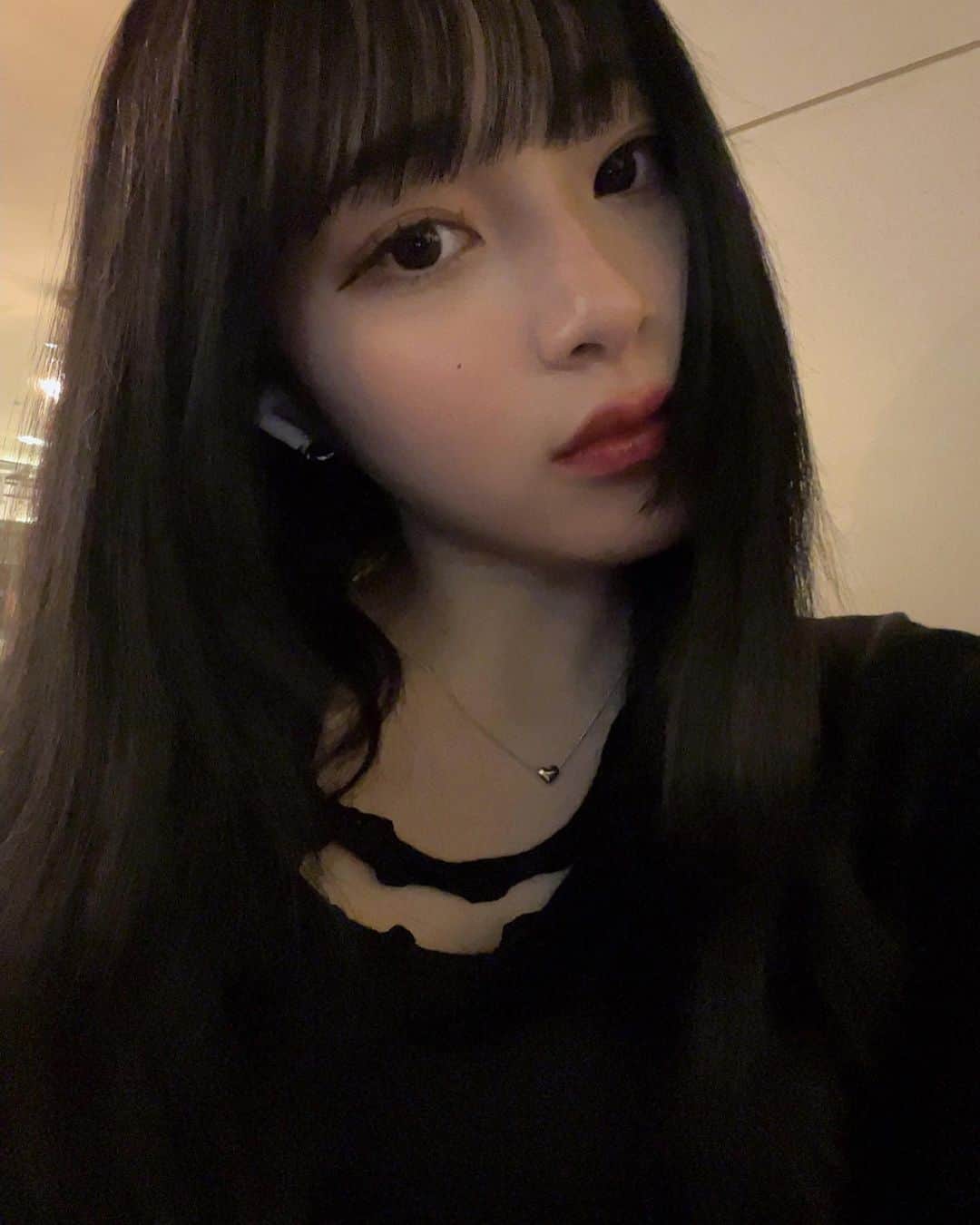 すずのインスタグラム：「🐈‍⬛🖤  最近髪暗くしたんだ〜＾＾ 黒髪の方がみんなに好評っ」