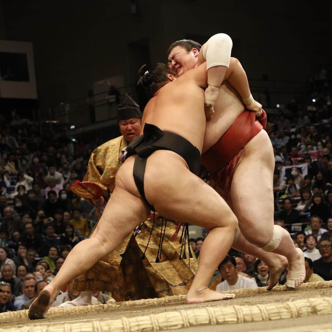 日本相撲協会さんのインスタグラム写真 - (日本相撲協会Instagram)「大相撲九州場所14日目！  #霧島 と#熱海富士 による2敗同士の直接対決は霧島に軍配！ 単独トップに！  十両優勝は３敗の #琴勝峰 と#大の里 のどちらかに。  全ては明日の千秋楽で決まります！  @sumokyokai  #大相撲 #sumo #相撲 #力士 #お相撲さん #japanphoto #sumowrestlers #japanculture  #九州場所 #11月場所 #十一月場所 #福岡国際センター」11月25日 20時01分 - sumokyokai