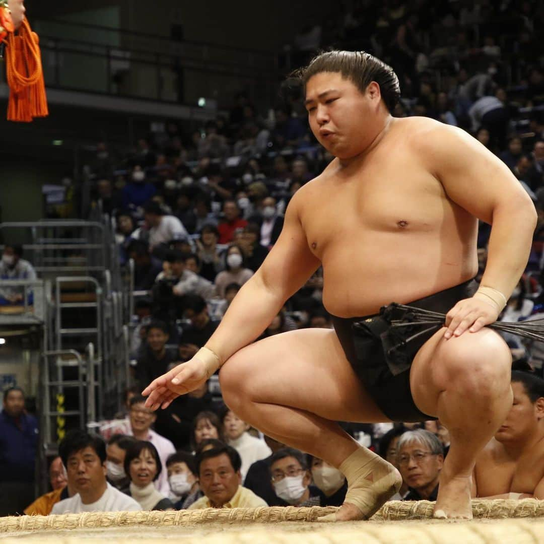 日本相撲協会さんのインスタグラム写真 - (日本相撲協会Instagram)「大相撲九州場所14日目！  #霧島 と#熱海富士 による2敗同士の直接対決は霧島に軍配！ 単独トップに！  十両優勝は３敗の #琴勝峰 と#大の里 のどちらかに。  全ては明日の千秋楽で決まります！  @sumokyokai  #大相撲 #sumo #相撲 #力士 #お相撲さん #japanphoto #sumowrestlers #japanculture  #九州場所 #11月場所 #十一月場所 #福岡国際センター」11月25日 20時01分 - sumokyokai