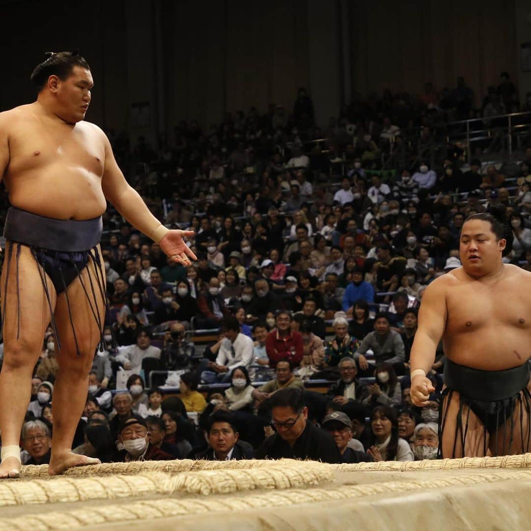 日本相撲協会さんのインスタグラム写真 - (日本相撲協会Instagram)「大相撲九州場所14日目！  #霧島 と#熱海富士 による2敗同士の直接対決は霧島に軍配！ 単独トップに！  十両優勝は３敗の #琴勝峰 と#大の里 のどちらかに。  全ては明日の千秋楽で決まります！  @sumokyokai  #大相撲 #sumo #相撲 #力士 #お相撲さん #japanphoto #sumowrestlers #japanculture  #九州場所 #11月場所 #十一月場所 #福岡国際センター」11月25日 20時01分 - sumokyokai