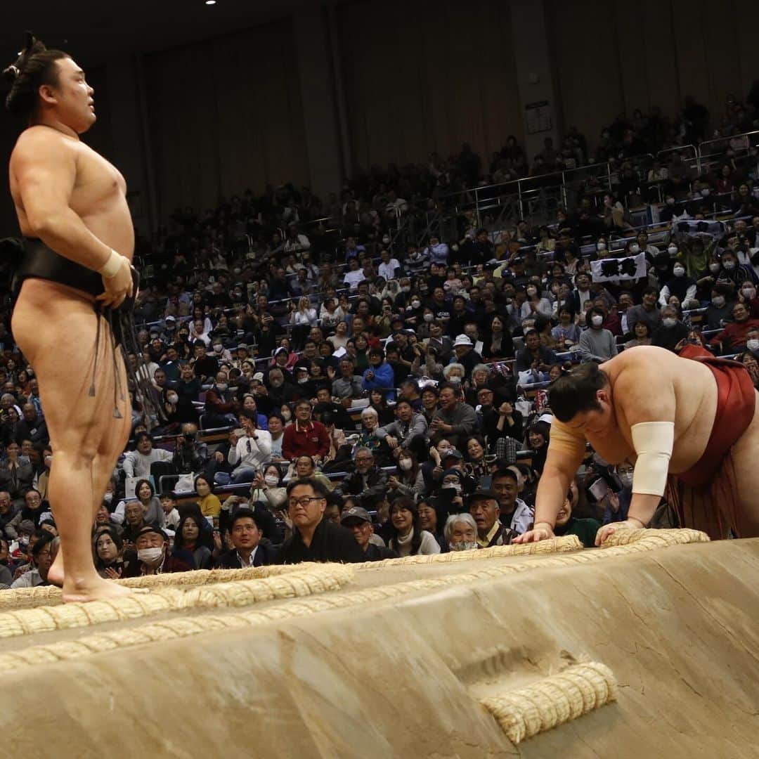 日本相撲協会さんのインスタグラム写真 - (日本相撲協会Instagram)「大相撲九州場所14日目！  #霧島 と#熱海富士 による2敗同士の直接対決は霧島に軍配！ 単独トップに！  十両優勝は３敗の #琴勝峰 と#大の里 のどちらかに。  全ては明日の千秋楽で決まります！  @sumokyokai  #大相撲 #sumo #相撲 #力士 #お相撲さん #japanphoto #sumowrestlers #japanculture  #九州場所 #11月場所 #十一月場所 #福岡国際センター」11月25日 20時01分 - sumokyokai
