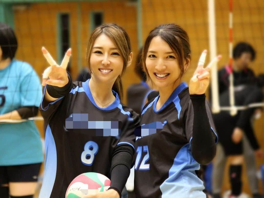 芹澤明日香さんのインスタグラム写真 - (芹澤明日香Instagram)「. 久しぶりにバレー投稿🏐（少し長くなります）  前回の時は6月で新入部員は一年生ママ私だけで 先輩メンバーに混じり親善大会出たの🏐 今では新入部員たくさん増えて同じ一年生ママに バレーボール未経験者も入ってくれて今ではボールを 怖がらず取ってくれたり練習もすごい頑張ってて みんな自分の為、チームの為にすごい頑張ってる😌  でもメンバーそれぞれの温度差や想いが違ってて 少し苦しい時もあった。もうやめようかなって。 でも、入ったからには頑張りたいしあとから 入ってきてくれたメンバーがすごい頑張ってるから 一緒に頑張れたんだよね😌🏐  そして予選ブロックは5チームでやって見事1位通過🥇 来月の決勝トーナメント出場決定決まってそこで みんなが『勝ちたい、楽しかった、頑張りたい』って 【一つ】になったんだよね🥺✨ 予選ブロック終わるまでは温度差や想いがバラバラ だったのが【一つ】になって嬉しすぎて予選終わった時 ずっと涙堪えてたんだよね😭泣🤫 みんな自分のダメなとこ苦手なとこを分析して頑張ってて 弱気になったらそれをみんながカバーしてって ほんとチーム力最高だと思う‼️‼️ 今回の決勝で膝ぶっ壊れてもいいからなんとしても 勝ちたい🏆だから膝頑張ってほしい🥺  本当に最高なメンバーに出会えて嬉しい💕 そして素敵な写真を撮ってくれてるメンバーの 旦那さんメンズメンバーのサポートも心強い💪 みんなにすごく支えてもらってる事に感謝😌 来月の決勝まで残り少ないけど頑張るので みなさん応援宜しくお願いします🫡✨  #ママさんバレー #9人制バレー #バレーボール #女子バレー  #ptaバレー #バレー部 #バレーボール大会 #小学生バレーボール  #小学生ママ #バレーボール好きな人と繋がりたい #volleyball  #volleyballplayer #volleyball🏐 #高身長女子 #高身長  #ママでもできる #アラフォーママ #シングルマザー #排球」11月25日 20時01分 - 1219asuka