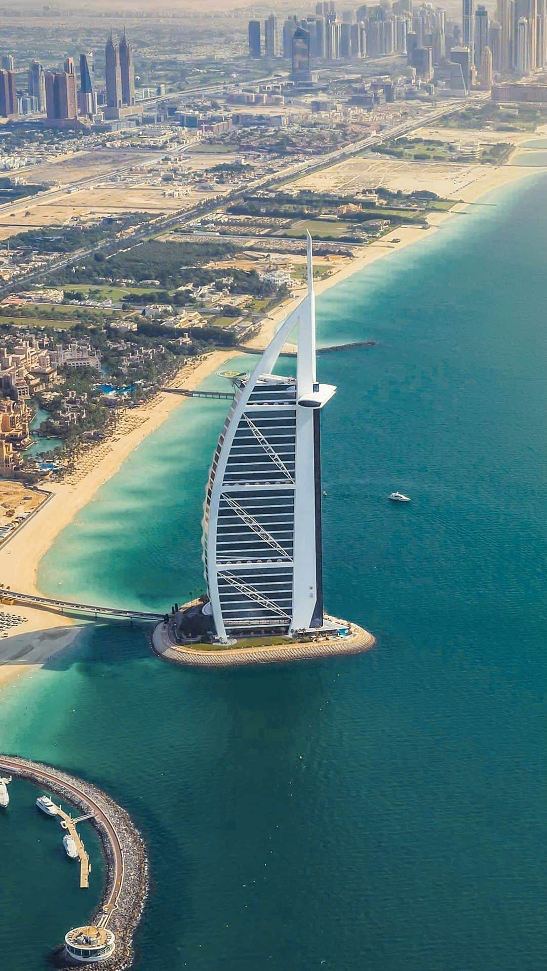 エミレーツ航空のインスタグラム：「There are few buildings in the world more iconic than Dubai’s Burj Al Arab.   📸 @bikooig   #Emirates #FlyBetter #MyDubai」