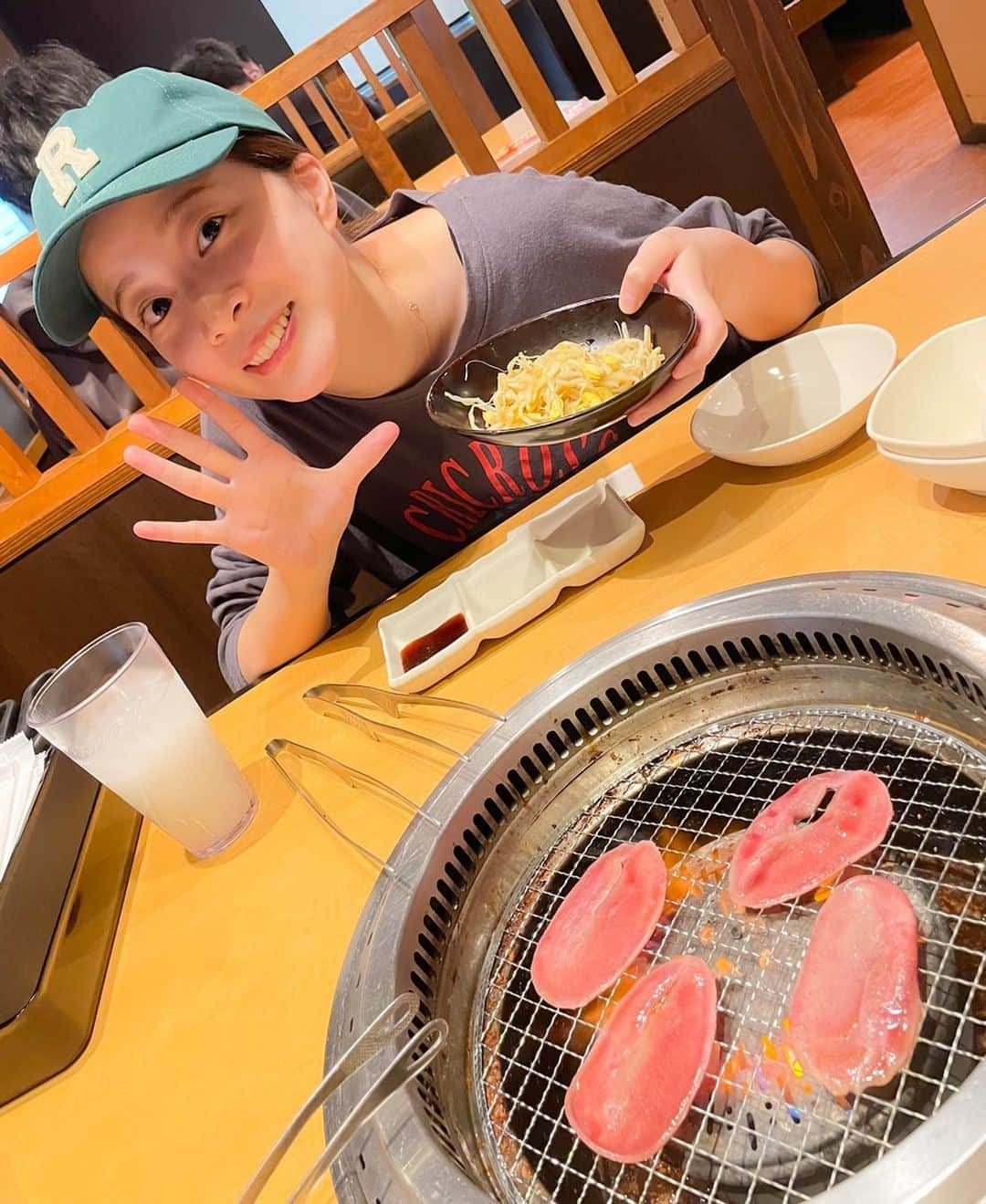 小菅怜衣のインスタグラム：「焼肉きんぐ！ 　 初めて行きましたっ🫶🏻 すき焼きカルビが美味しすぎた…！ お肉だけじゃないサイドメニューも 充実してて楽しいねっ もやしナムル最高です。 　 というわけで 明日は焼肉きんぐもぐもぐ動画だします🫡  　 #焼肉きんぐ #焼肉 #焼肉グルメ  #食べ放題 #食べ放題飲み放題  #すき焼き #カルビ #タン塩 #カルピス #もやしナムル  #おいしいもの #しあわせ時間 #食べるの大好き」