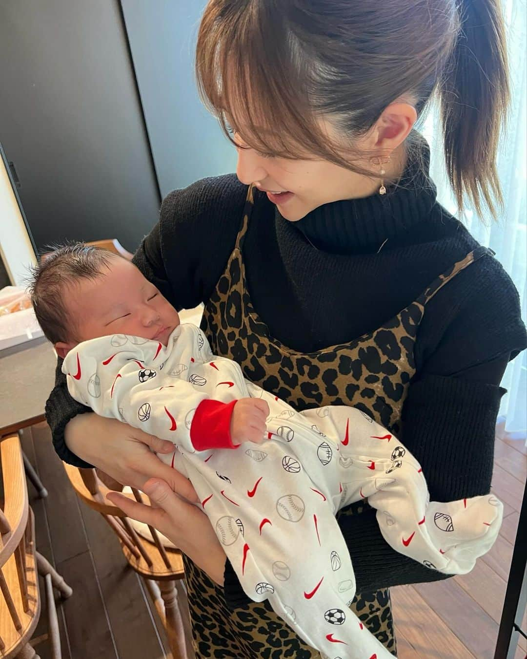 倉松里奈さんのインスタグラム写真 - (倉松里奈Instagram)「大好きな恵梨花の赤ちゃん👶 に会いに行ってきた🥺💓💓💓with亜季 . もう小さくて可愛くて可愛くて 初めて新生児👶抱っこした🥺💓 産まれてまだ1ヶ月も経ってなくて 反射で足がピーんってなったり 終始可愛いかった🥺💓 . 旦那さんのイクメンっぷりが 素晴らしすぎっ🥺👏💓 . 出産の話聞いたら 恐ろしさでいっぱいになった笑 . また遊びに行くね🥺🥰💓ありがとう〜💓 . . #新生児 #赤ちゃん #かわいすぎる #癒し #癒された  . .」11月25日 20時04分 - rinapuu818