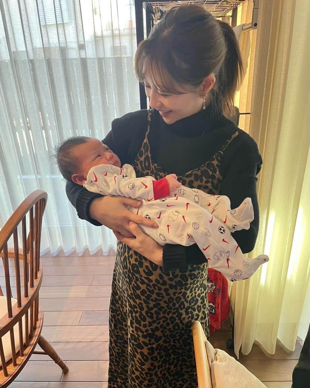倉松里奈さんのインスタグラム写真 - (倉松里奈Instagram)「大好きな恵梨花の赤ちゃん👶 に会いに行ってきた🥺💓💓💓with亜季 . もう小さくて可愛くて可愛くて 初めて新生児👶抱っこした🥺💓 産まれてまだ1ヶ月も経ってなくて 反射で足がピーんってなったり 終始可愛いかった🥺💓 . 旦那さんのイクメンっぷりが 素晴らしすぎっ🥺👏💓 . 出産の話聞いたら 恐ろしさでいっぱいになった笑 . また遊びに行くね🥺🥰💓ありがとう〜💓 . . #新生児 #赤ちゃん #かわいすぎる #癒し #癒された  . .」11月25日 20時04分 - rinapuu818