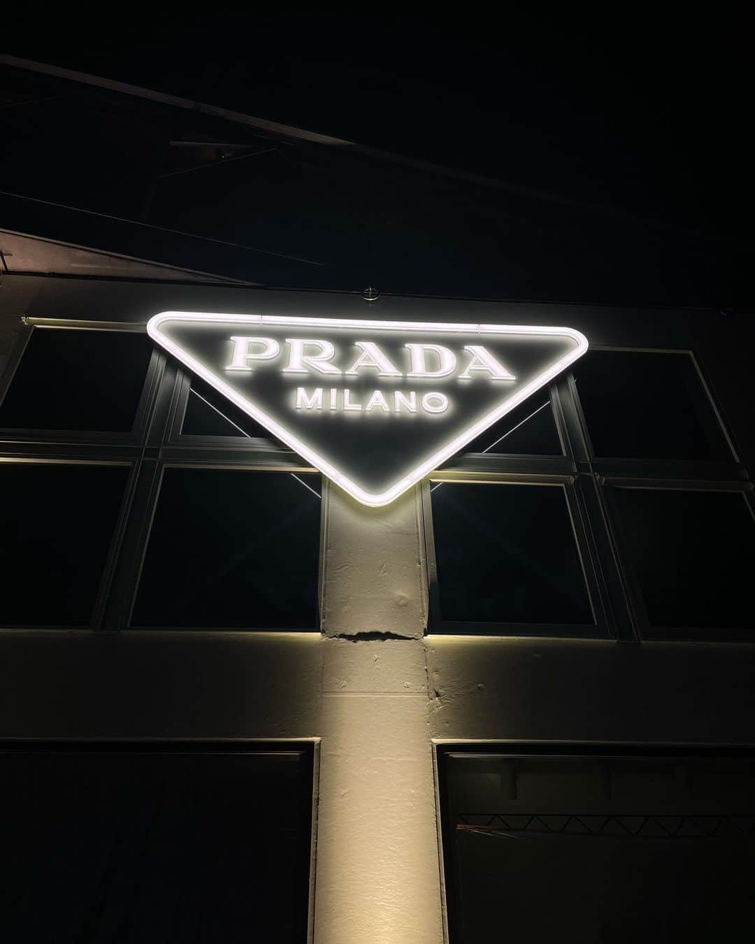 のインスタグラム：「Night mood 🖤🖤🖤  #prada」