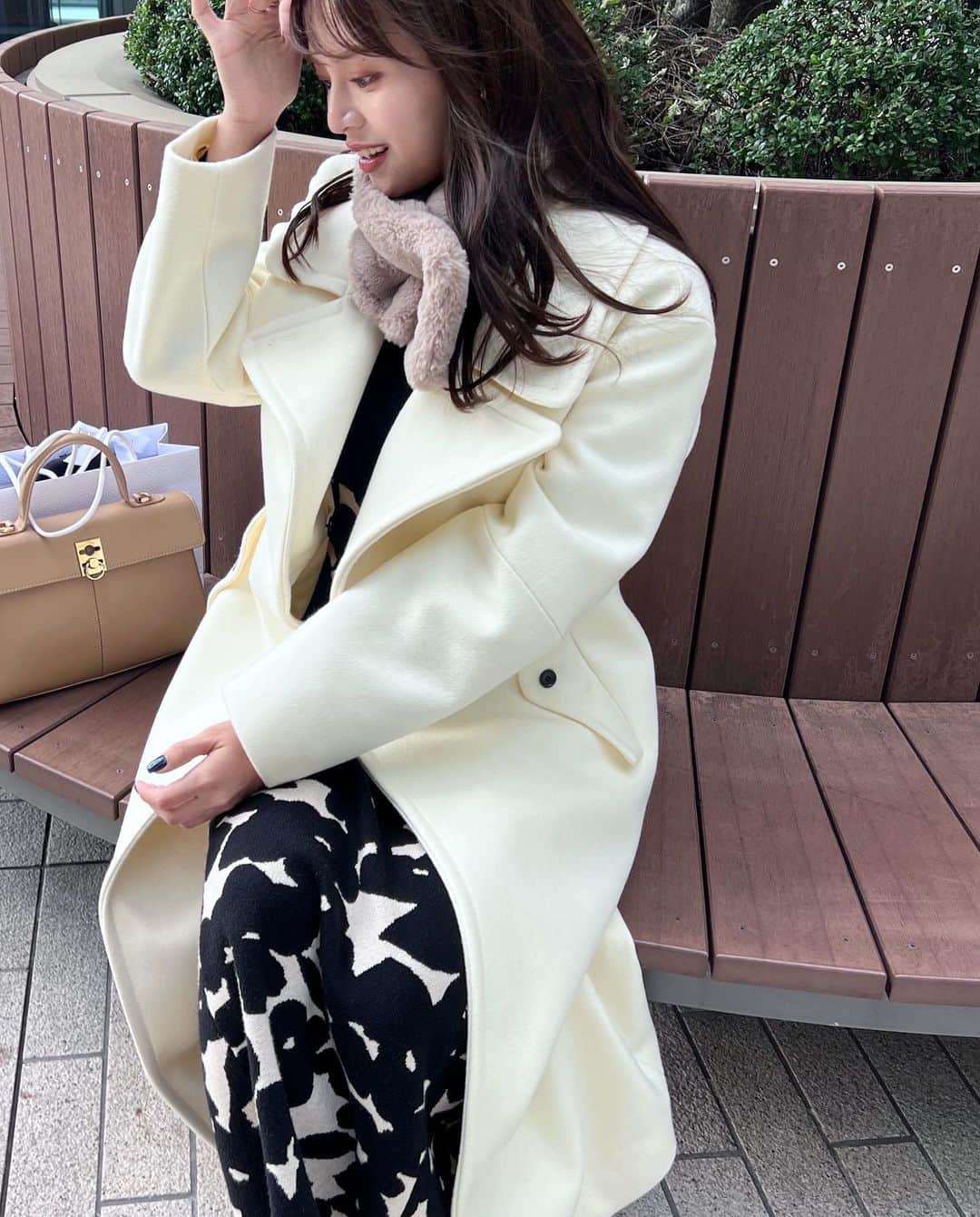 森山紗希さんのインスタグラム写真 - (森山紗希Instagram)「♡  お気に入りのコートを下ろした日。 寒い日だったけど一日中気分よく過ごせた😌 そして風強かった...   #coat」11月25日 20時05分 - morisaki0404
