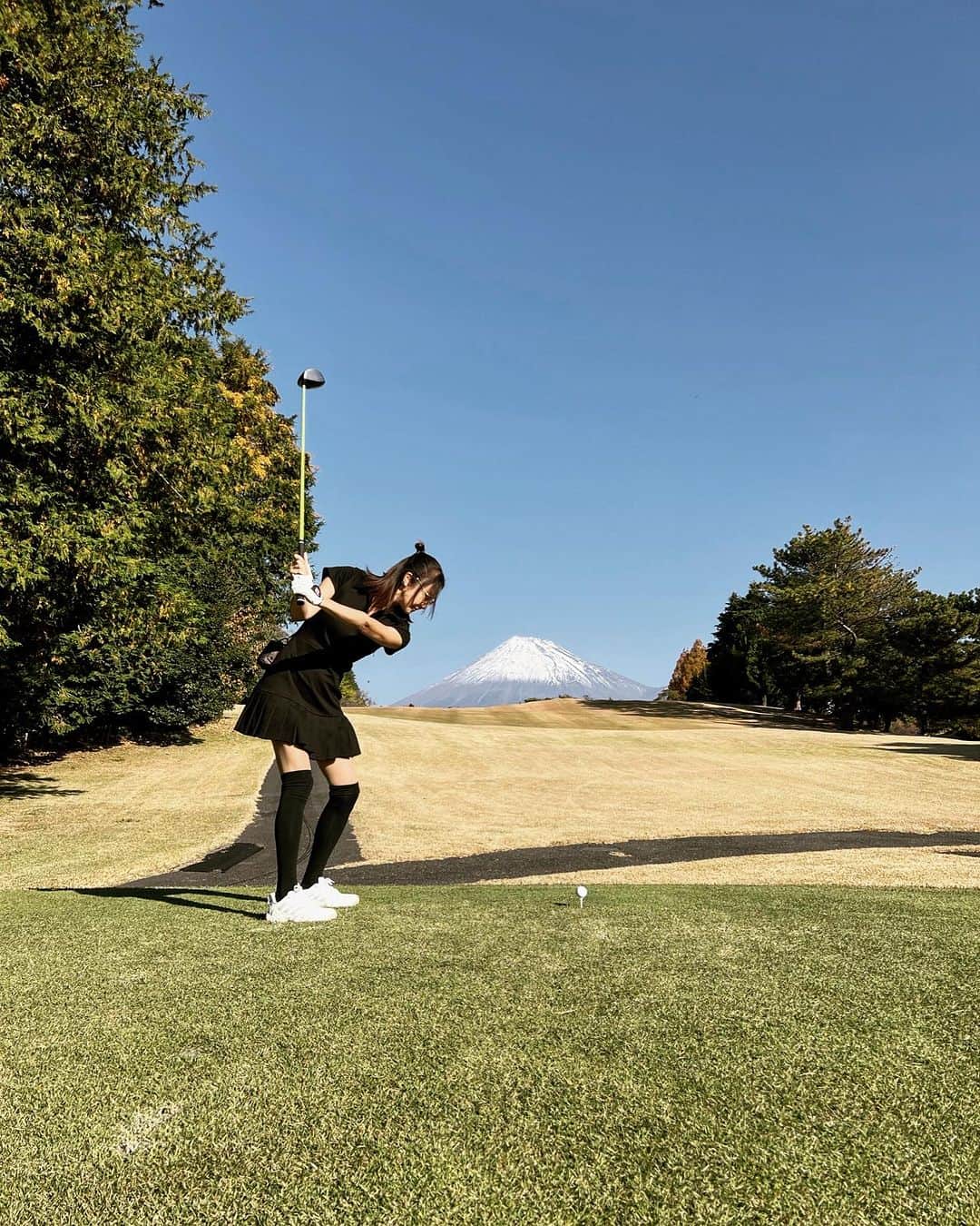川島幸美のインスタグラム：「肩の調子も良くなってきたので、久々コースへ⛳️ 富士山くっきりのゴルフ日和で楽しめました〜🏔  大人なカラーリングのカモフラ柄がお気に入りのゴルフバックとボールケース、やっとデビューできたよ🤍  ウェアはMAGGY×WRINN GOLFにadidas GOLFのニットブルゾンで温度調節🤍🖤🤍モノトーンコーデ」