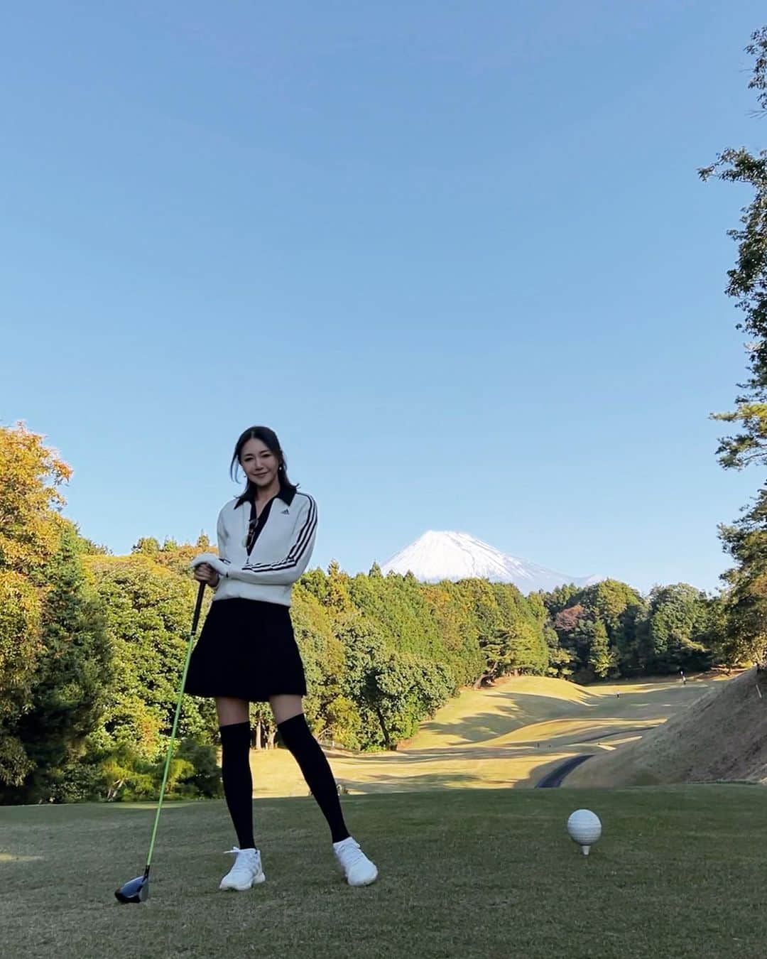 川島幸美さんのインスタグラム写真 - (川島幸美Instagram)「肩の調子も良くなってきたので、久々コースへ⛳️ 富士山くっきりのゴルフ日和で楽しめました〜🏔  大人なカラーリングのカモフラ柄がお気に入りのゴルフバックとボールケース、やっとデビューできたよ🤍  ウェアはMAGGY×WRINN GOLFにadidas GOLFのニットブルゾンで温度調節🤍🖤🤍モノトーンコーデ」11月25日 20時06分 - yukimikawashima