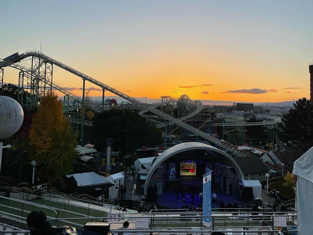 海江田麻貴さんのインスタグラム写真 - (海江田麻貴Instagram)「ㅤㅤㅤㅤㅤ ㅤㅤㅤㅤㅤ ㅤㅤㅤㅤㅤ 『ROCKS FORCHILL ロッチル in ひらかたパーク2023』 ヒーローライブスペシャル2日目MAYAさんと総合司会させて頂きました🎤 ㅤㅤㅤㅤㅤ ㅤㅤㅤㅤㅤ 世界レベルのダンスパフォーマンスから、 私までステージで飛んだり跳ねたり踊らせて頂いた  #DJダイノジ さんステージ、 ㅤㅤㅤㅤㅤ ㅤㅤㅤㅤㅤラップってこんなに熱くてエネルギー貰えるんだって 感動した #梅田サイファー さんパフォーマンス、 名曲の数々 #矢井田瞳 さんステージ、 ㅤㅤㅤㅤㅤ ㅤㅤㅤㅤㅤ 本当にたのしい！面白い！感動盛りだくさんの一日に MCとして関わらせて頂けてハッピーでした😆 ㅤㅤㅤㅤㅤ ㅤㅤㅤㅤㅤ ㅤㅤㅤㅤㅤ 子どもたちの元気や、ゲストさんのエネルギー、お客様の笑顔で 会場がひとつになったイベント、本当に素敵でした！ ご来場の皆さま、関係者の皆さま有難う御座いました☺️✨ ㅤㅤㅤㅤㅤ ㅤㅤㅤㅤㅤ ㅤㅤㅤㅤㅤ ㅤㅤㅤㅤㅤ ㅤㅤㅤㅤㅤㅤㅤㅤㅤㅤ  ㅤㅤㅤㅤㅤ  #ひらかたパーク #ひらパー #梅田サイファー さん　#UMEDACYPHER #DJダイノジ さん #矢井田瞳 さん #枚方 #MC #司会 #イベントMC #フリーアナウンサー #タレント #japanesegirl #日本女孩」11月25日 20時07分 - _makiii0924_