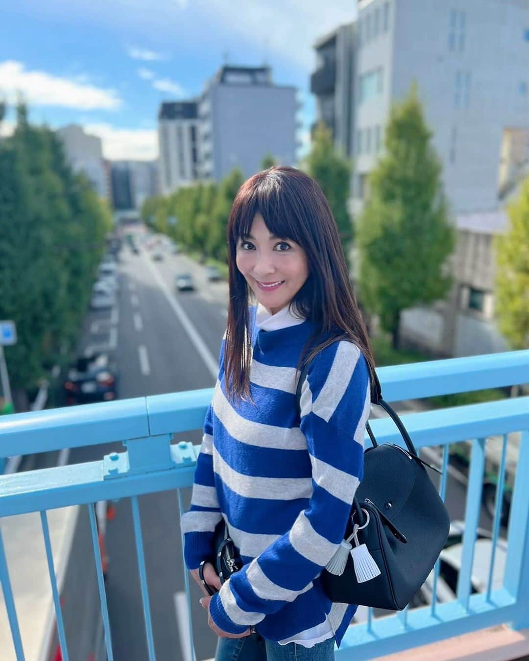 山田佳子のインスタグラム：「🥰💕  #いいお天気☀️  #楽しい週末を #休日コーデ  #ボーダーセーター #デニムコーデ #カジュアル好き #アラカン女子」