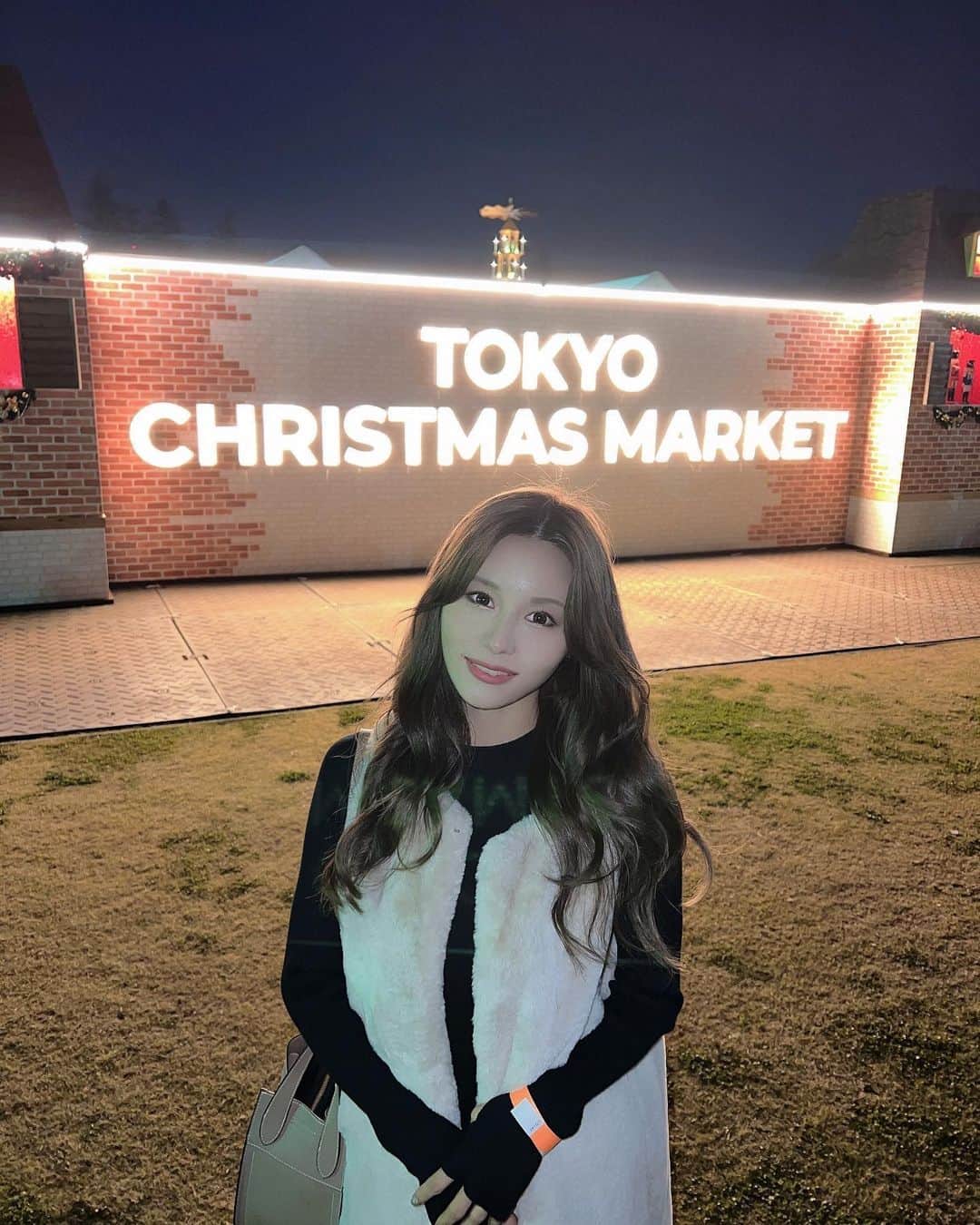 坂井朝香のインスタグラム：「クリスマスマーケットの周りみんな距離あけて写真撮るけん笑 めっちゃ一番乗りで行ったみたいに写真とれる👍」