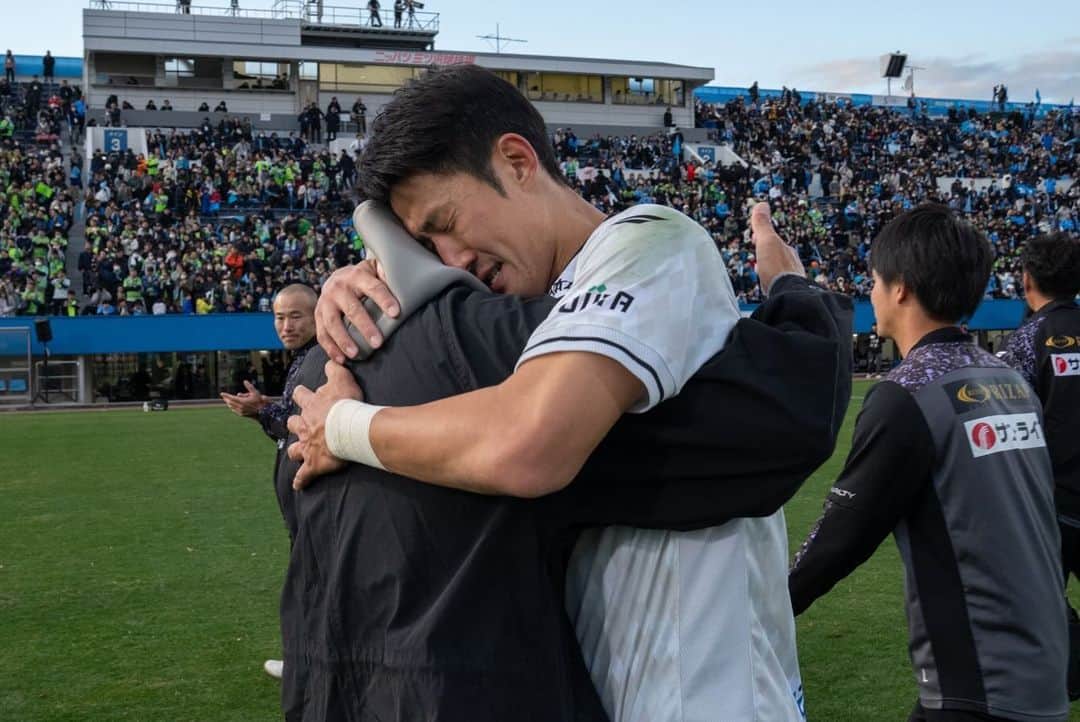 湘南ベルマーレさんのインスタグラム写真 - (湘南ベルマーレInstagram)「智さんのもとで、選手たちがたくましく成長しています。 ブレない信念と日々のトレーニングの充実。  試合後はロッカールームで、感謝の言葉と次の最終戦に絶対勝つんだと選手たちに伝えていました。  ✅next home game J1第34節 🗓12月3日（日）14:00 🆚#FC東京 🏟レモンS  #湘南 #ベルマーレ #湘南ベルマーレ #bellmare  #たのしめてるか #BELIEVE #roadtothefuture」11月25日 20時10分 - shonan_bellmare