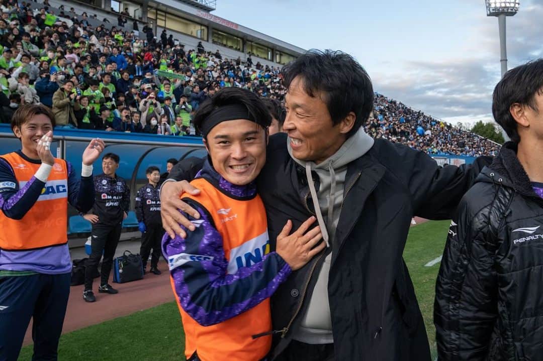 のインスタグラム：「智さんのもとで、選手たちがたくましく成長しています。 ブレない信念と日々のトレーニングの充実。  試合後はロッカールームで、感謝の言葉と次の最終戦に絶対勝つんだと選手たちに伝えていました。  ✅next home game J1第34節 🗓12月3日（日）14:00 🆚#FC東京 🏟レモンS  #湘南 #ベルマーレ #湘南ベルマーレ #bellmare  #たのしめてるか #BELIEVE #roadtothefuture」