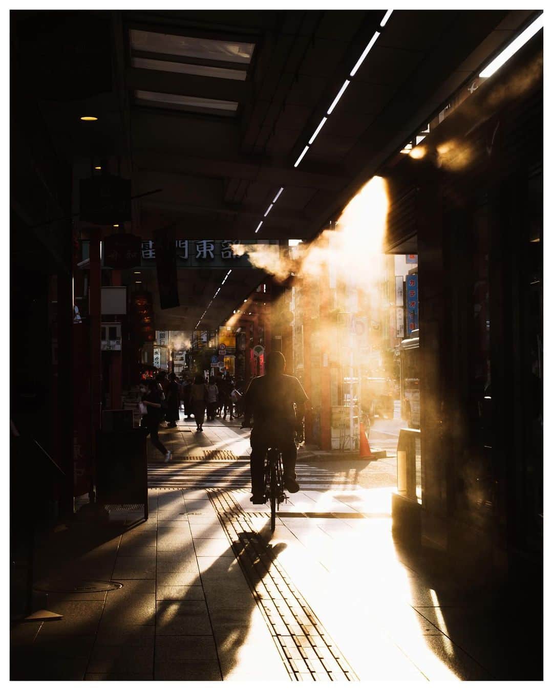 Takashi Yasuiのインスタグラム：「Tokyo 🟠 July 2021  📕My photo book - worldwide shipping daily - 🖥 Lightroom presets ▶▶Link in bio  #USETSU #USETSUpresets #TakashiYasui #SPiCollective #filmic_streets #ASPfeatures #photocinematica #STREETGRAMMERS #street_storytelling #bcncollective #ifyouleave #sublimestreet #streetfinder #timeless_streets #MadeWithLightroom #worldviewmag #hellofrom #reco_ig」