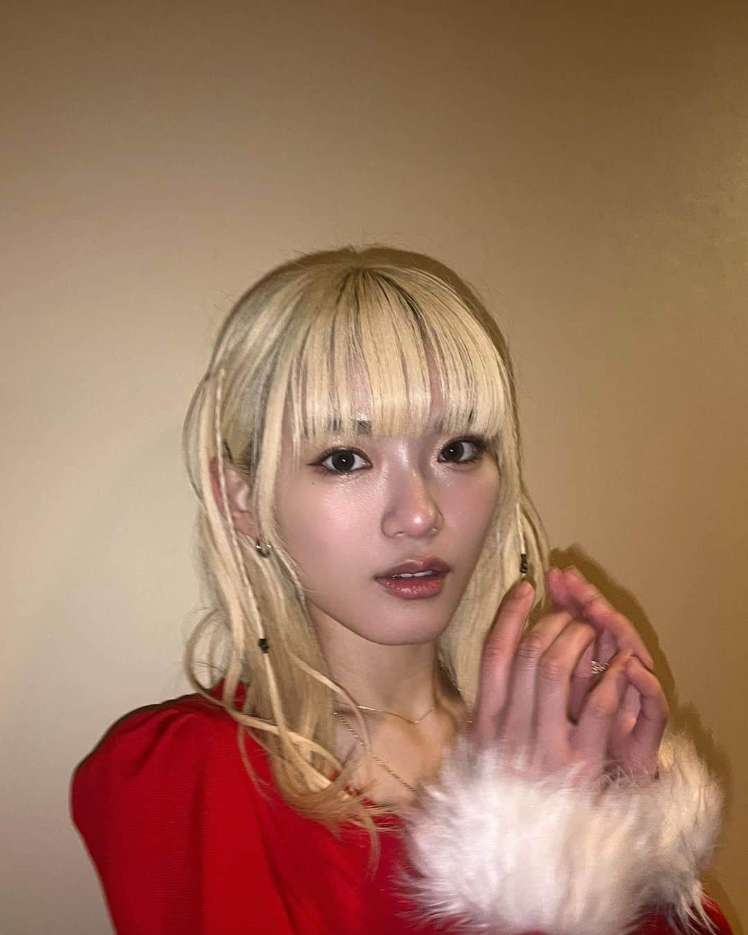 鶴屋美咲さんのインスタグラム写真 - (鶴屋美咲Instagram)「.  1年ぶりです。 ミサンタです。  🎅ひょこ  がるがるトーク！公開収録&スペシャルライブin那須ハイランドパークありがとうございました❄️🎄 極限の寒さ、という感じにも関わらず足を運んでくれた皆さん、ほんとうにありがとう✨  みんなと早めに感じたクリスマス。とても楽しかった！ 本番はツアーの東京公演だね、、、＾＾  おばあちゃんからもらったネックレス、サンタに合う🎀☺︎  #girls2 #那須ハイランドパーク」11月25日 20時19分 - girls2_misaki_official