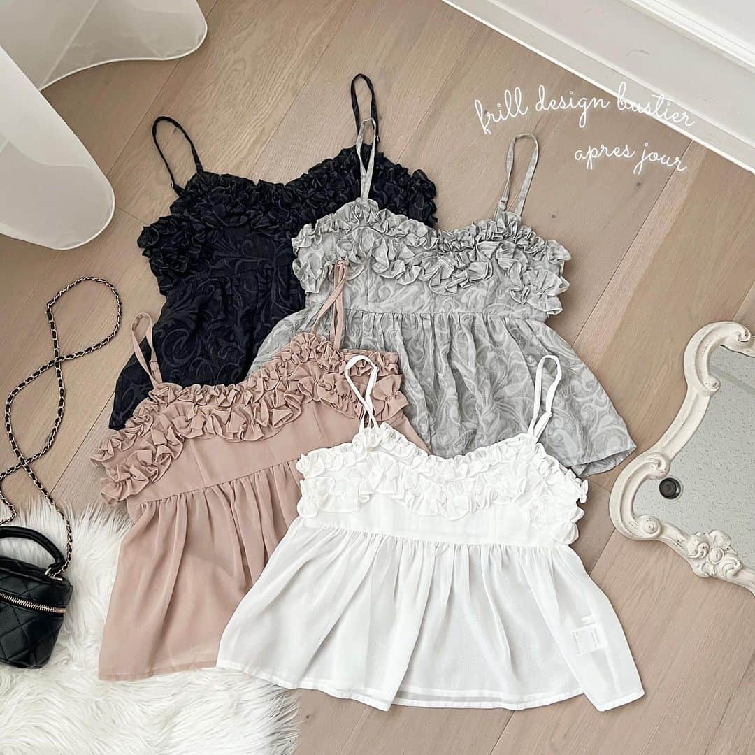 apres jour(アプレジュール) のインスタグラム：「【new arrival🎀】販売中！ ⁡ ◆フリルデザインが華やかで上品な大活躍のビスチェ♪ ⁡ 胸元から背中までぐるりと1周フリルデザインとなっており、 華やかで可愛らしい見た目のビスチェ。 グレーとブラックは全体に柄の入った生地を使用しているため、 大人っぽく上品な雰囲気に♪  肩紐はアジャスターがついているので、サイズ感の調節可能です。  スカートだけでなくデニムやパンツスタイルとの相性も抜群でカジュアル見えも♪ 刺繍フレアスリーブリブニット 986758 とのスタイリングも◎  #フリルデザインビスチェ 商品番号🔎987931 サイズ…F/XL ¥2,995(taxin) ⁡ ⁡ こちらの画像はインスタ用に加工しておりますので、カラーの雰囲気が実際の商品と異なる場合がございます。 商品ページにてカラーのご確認をお願い致します。 ⁡ #ZOZOでしか買えない #アプレジュール #アプレ部」