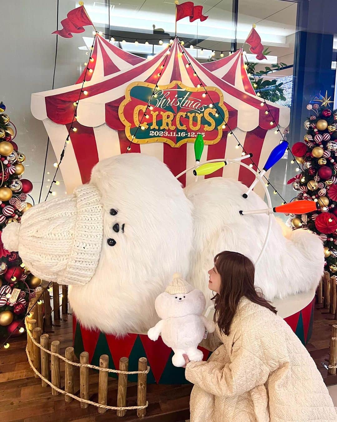 木村ミサさんのインスタグラム写真 - (木村ミサInstagram)「渋谷ヒカリエでクリスマス仕様なフォトスポットが🎄🎁  今回はHanakoラボメンバーとして特別に 渋谷ヒカリエさんからお借りしたもふもふなエルフと一に🤳🫶🏻 かわいいくて癒されるので、私もおうちに飾っておきたい💭  11/16〜12/13の間、ヒカリエルフをみつけて 一緒に撮った写真をSNS投稿すると、 HikariELFのぬいぐるみや、 ホテルの招待券、ShinQs雑貨コレクションなど 豪華なクリスマスギフトを抽選でプレゼント キャンペーンをやっているそう🎄🎁 ヒカリエルフはいろんな場所にいるのでみつけるのも楽しかったので是非探してみてね💭🎄  #PR #hikariELF #ヒカリエルフ #渋谷ヒカリエ」11月25日 20時20分 - misaxmas