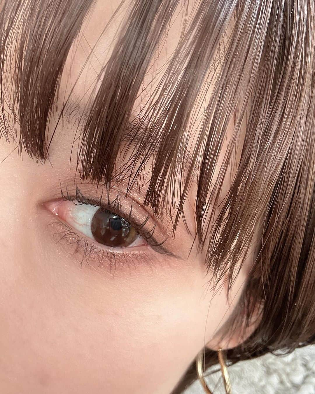 金澤楓さんのインスタグラム写真 - (金澤楓Instagram)「昨日もカラコンしてみた👀 メイクで変化出来るのって楽しい♡  髪の毛をカラーしてショートにしてからメイクも楽しくなった気がする✨✨  久しぶりにカラコンをつけてみた👁️ 私着用のカラコンは レンズミーのシークレットブラウン🤎 『水光カラコン』と呼ばれるみたいで、みずみずしいうるツヤ感と透明感がある瞳に🫧 今ならメガ割りでお得だよ♡  #レンズミー#シークレットブラウンqoo10#裸眼風#カラコン#pr」11月25日 20時12分 - kae_o51o