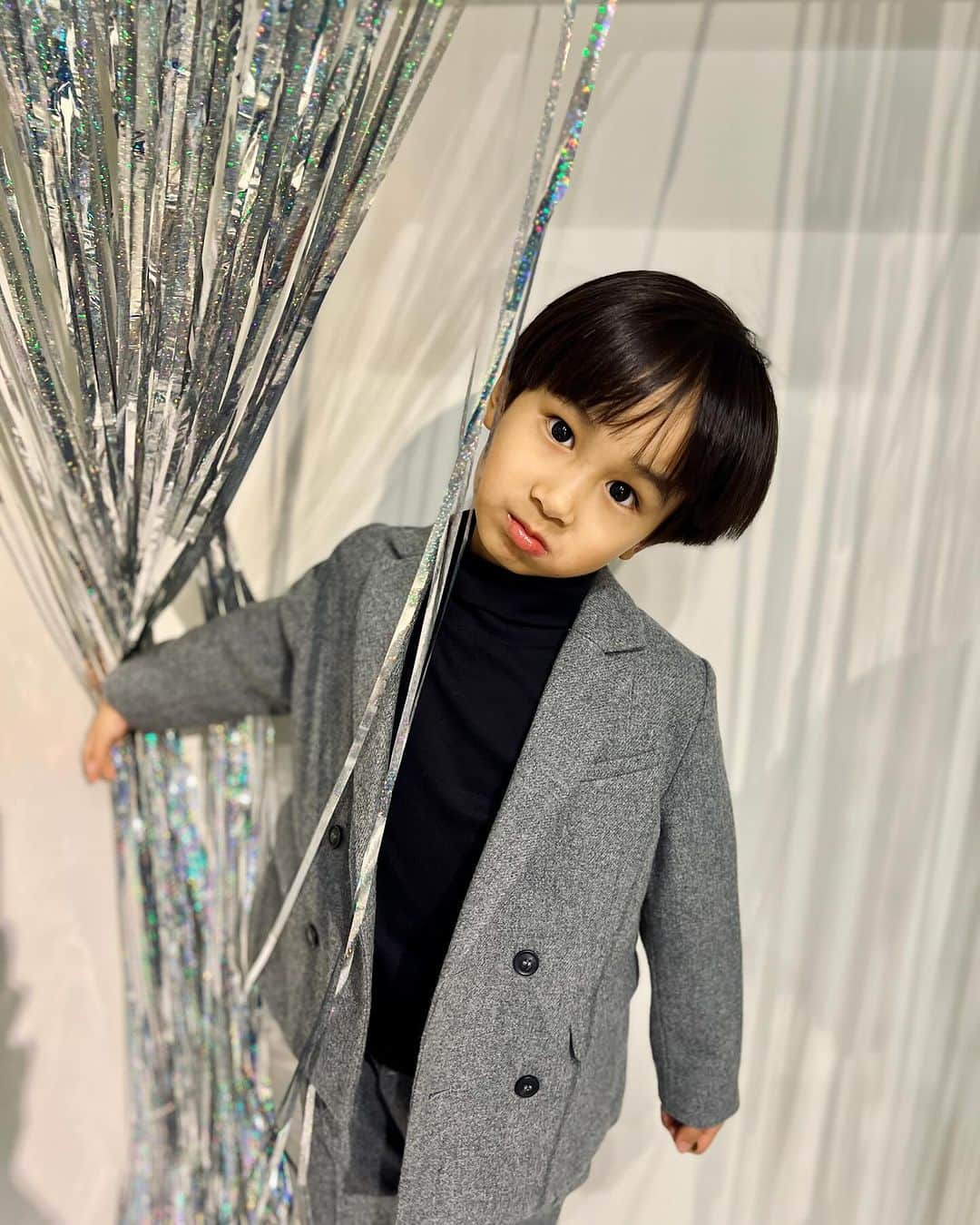 辻元舞さんのインスタグラム写真 - (辻元舞Instagram)「. H&MのKids Holiday Party に長男のお友達も誘って行ってきました🎄  やんちゃボーイズ達もスマートに見せてくれる @hm_kids のセットアップ、サイズ展開豊富でみんなお揃いに出来ちゃいました🫶🏻  男子が4人揃うともう嵐のよう😂🌪️ 君達本当にサッカーの試合後なのかい？体力が羨ましい。 でも撮影の時はこーんなにスカしちゃってさ。 たまらんね可愛いね☺️言うと嫌がられるから心の中で何回も言った☺️←  小2男子たち、笑うとみんな歯が一本ずつ抜けてるのも愛おしいのよ。カメラ向けると誰も笑ってくれないけど🥹笑  #handm」11月25日 20時14分 - mai_tsujimoto