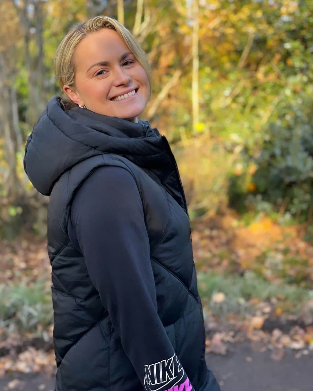 カーリー・ブースのインスタグラム：「Morning walk 🍂」