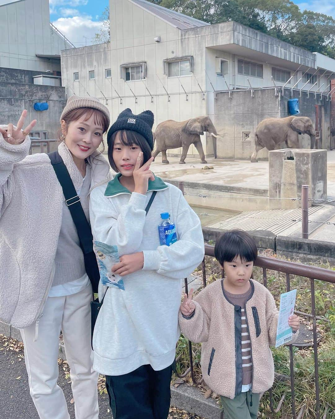 Kikuno Sayumiさんのインスタグラム写真 - (Kikuno SayumiInstagram)「先日家族＋じいじばあばで　@tobefrienzoo へ🐘 とべ動物園は実に10年ぶり❣️ 娘が1歳の時にじいじばあばと来たなぁ✨ その頃は何見てもわんわん言うてた🥹 ・ 虎の声が凄まじくて周りの子供達泣いててあらも泣きそうになってたのが可愛かった♡ ・ #空飛ぶペンギン　も見れたよ〜😆 ・ ランチは　@nejimaki.cafe 限定ランチ、この前食べれんかったけんオープン前から並んだ！！無事食べられたしめっちゃ美味しかった😍砥部焼みたりカリッジュの唐揚げ食べたり最高に楽しい1日でした🥰 ・ ・ #松山#愛媛#松山ランチ#ママコーデ#プチプラコーデ」11月25日 20時16分 - sayumikikuno