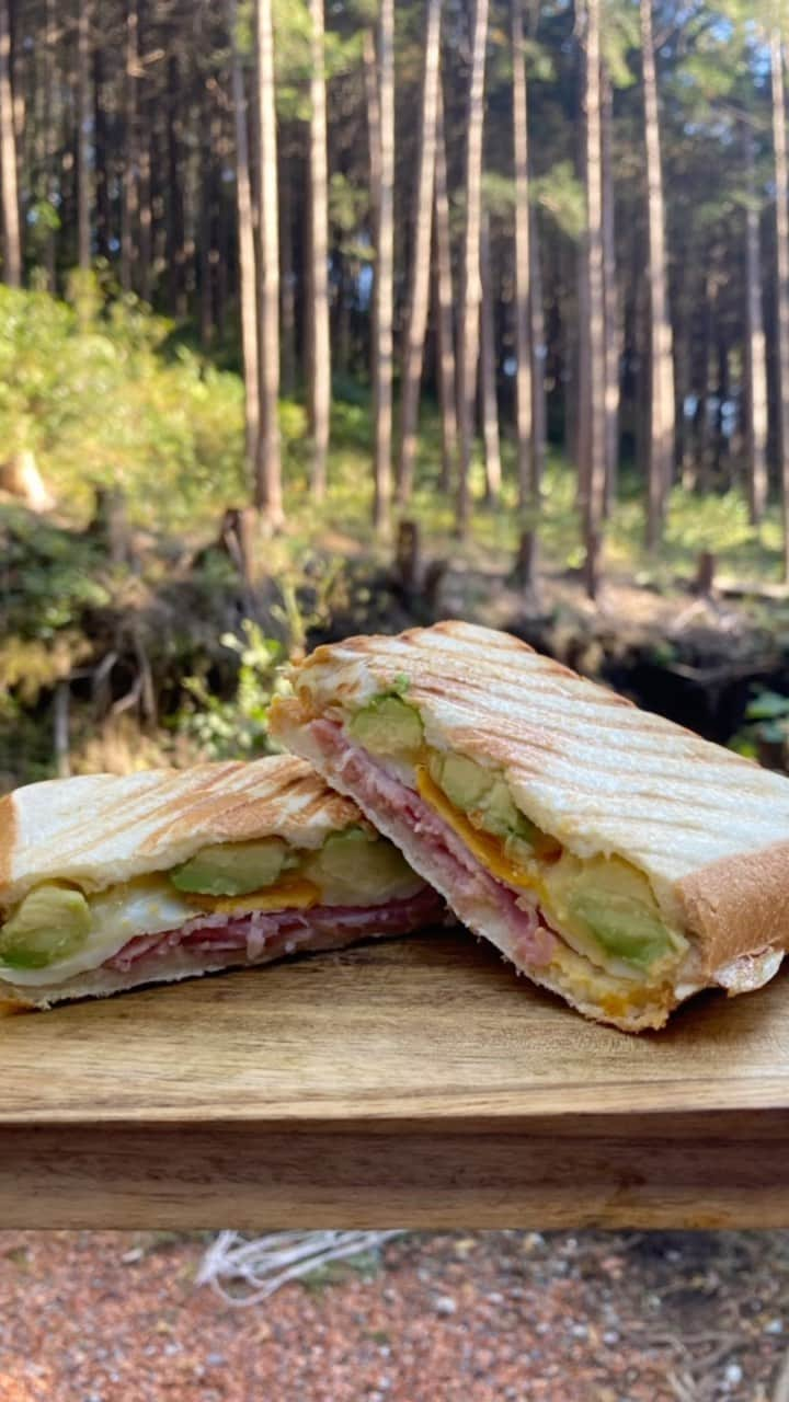 高里絵理奈のインスタグラム：「.   朝食リール🥪簡単おいしい！ #ホットサンドメーカー 今回も大活躍💡  　 　 #キャンプ#静岡キャンプ #アウトドア#キャンプ飯 #ホットサンド #萌え断 #camp#erina_camp」