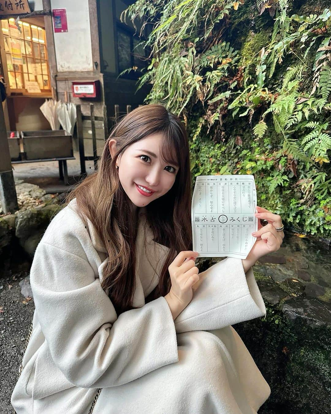 ayaさんのインスタグラム写真 - (ayaInstagram)「⛩️✨ ⁡ 人のエネルギーに疲れた時は神社や 1人山登りに行って自然に癒されるのも好き⛰️💕 ⁡ 心がスッキリして色々と見つめ直せる時間になる🫶 神社はお願いごとではなく感謝を伝えにいくよ😌 ⁡ 来週は出雲大社へいってきます⛩️🤍 ⁡ なるべく最近はスマホから離れてリアルな時間を 楽しむことも大事にしてるねん🫶 周りに「え？写真撮らんでいいの？」って言われて ほな撮っとこか〜て感じの時も多々ある😂w ⁡ いつも支えてくれてそばに居てくれている 周りの人たちに感謝な毎日です💗 ⁡ #貴船神社#京都#神社仏閣 #神社#貴船#京都観光 #紅葉#紅葉スポット #京都紅葉」11月25日 20時28分 - aya.v_v.ka