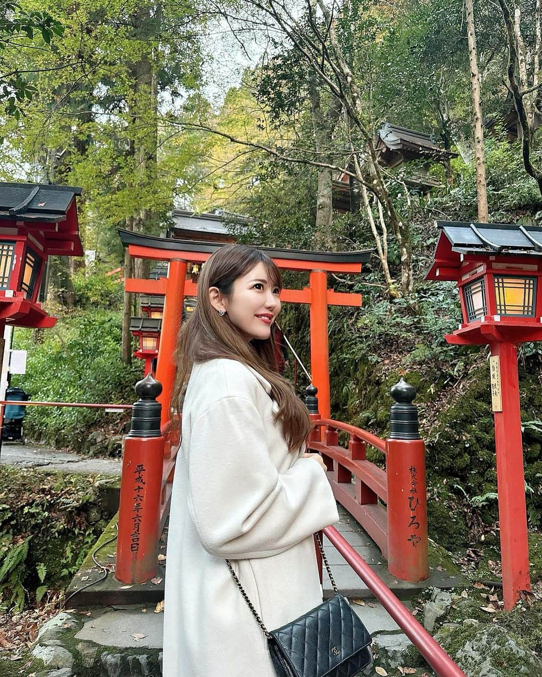 ayaさんのインスタグラム写真 - (ayaInstagram)「⛩️✨ ⁡ 人のエネルギーに疲れた時は神社や 1人山登りに行って自然に癒されるのも好き⛰️💕 ⁡ 心がスッキリして色々と見つめ直せる時間になる🫶 神社はお願いごとではなく感謝を伝えにいくよ😌 ⁡ 来週は出雲大社へいってきます⛩️🤍 ⁡ なるべく最近はスマホから離れてリアルな時間を 楽しむことも大事にしてるねん🫶 周りに「え？写真撮らんでいいの？」って言われて ほな撮っとこか〜て感じの時も多々ある😂w ⁡ いつも支えてくれてそばに居てくれている 周りの人たちに感謝な毎日です💗 ⁡ #貴船神社#京都#神社仏閣 #神社#貴船#京都観光 #紅葉#紅葉スポット #京都紅葉」11月25日 20時28分 - aya.v_v.ka