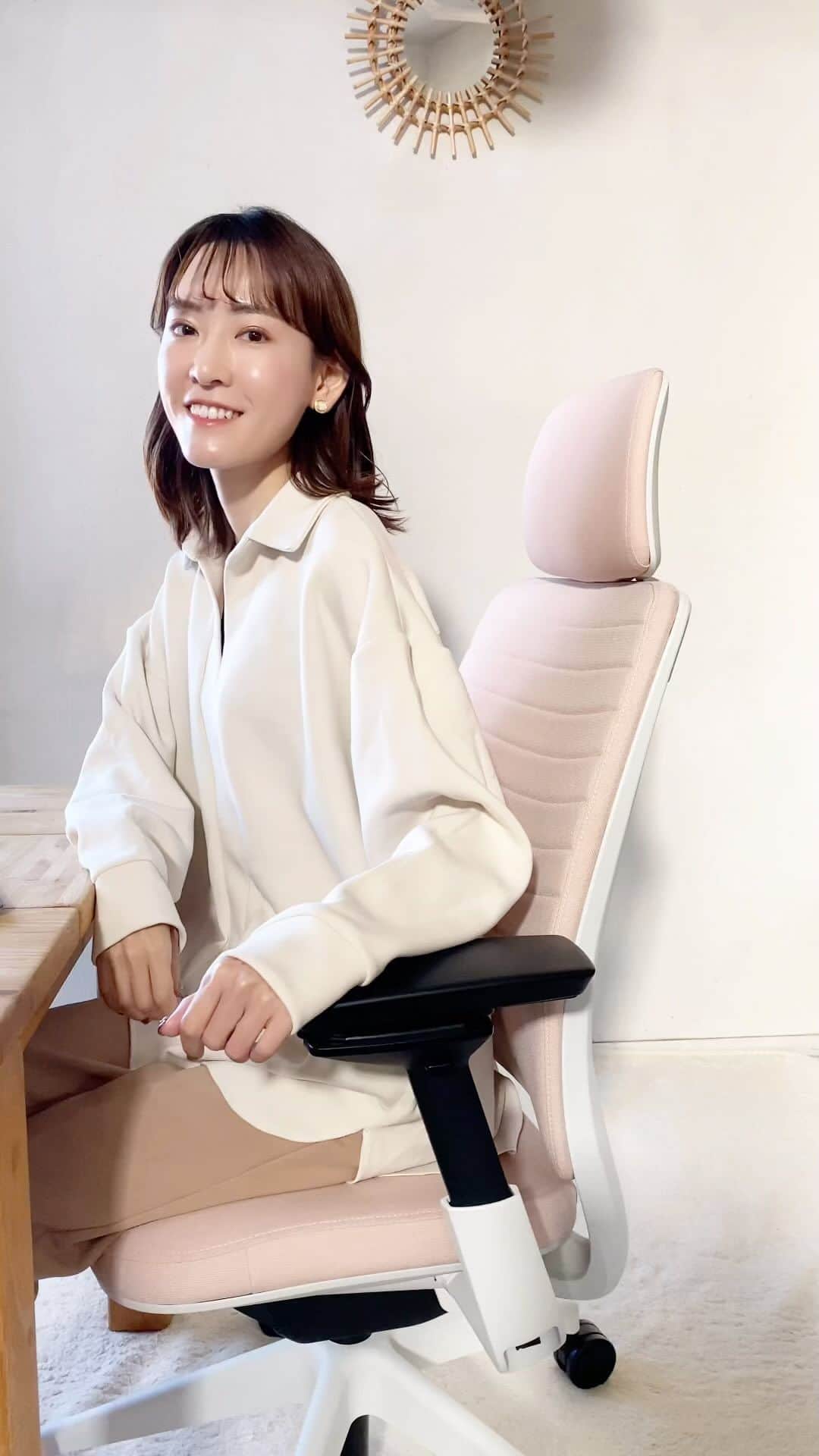 高橋晴香のインスタグラム：「仕事柄PCをよく使うので、椅子は重要な家具！ ⁡ ⁡ 何時間も座るし、何か良いのないかなと思って ご紹介して頂いたSteelcaseの椅子💺 ⁡ ⁡ 12年保証、完成品で届けてくれるから面倒な組立いらないのが嬉しい◎ ⁡ ⁡ 私が使ってるのは ⁡ ⁡ Steelcaseの Series 2　ヘッドレスト付✨ ⁡ ⁡ シンプルだけど洗練されたデザインで、ピンクのカラーが可愛い🩷 ⁡ ⁡ 座り心地良くて快適すぎる☺️ ⁡ ⁡ 体重をしっかり支えてくれる感じで柔らかすぎないから、作業に集中出来る◎ ⁡ ⁡ 姿勢が正される感じ！ ⁡ ⁡ 詳しくは動画に載せたけど♡ ⁡ ⁡ 背もたれの調整や、座る位置に合わせて座面の奥行きの調整や高さの調整できたり⭕️ ⁡ ⁡ 個人的に推したいのが4Dアームレスト❣️ ⁡ ⁡ 上下・前後・左右の移動、内向き・外向きにも調整出来るの👌 ⁡ ⁡ マウスとかキーボード使う時に、デスクの延長線として使える＆腕しっかり支えてくれて、手疲れないのがいい🥰 ⁡ ⁡ 本読んだり、色々な場面で大活躍してるSteelcase Series 2💺 ⁡ ⁡ 充実した機能＆操作もシンプルでわかりやすくて◎ ⁡ ⁡ 良い椅子に出会えた🩵 ⁡ ⁡ ⁡ Steelcase Series 2は公式オンラインストアにて販売中✨ ⁡ ⁡ さらに2023年11月23日〜2023年11月27日までブラックフライデーキャンペーンを実施！ ⁡ ⁡ ブラックフライデーキャンペーン期間中、日替わりで異なる種類の製品に対して割引が行われるとの事。 ⁡ ⁡ 詳細はSteelcaseオンラインストアへ→https://jp.steelcase.com/ ⁡ ⁡ また特別割引コードを使うと！ ⁡ ⁡ 2023年11月22日〜2023年11月27日→30%オフ ⁡ 2023年11月28日〜2024年5月31日→10%オフに。 ⁡ 特別割引コード：HARUKA2023 ⁡  (※他のクーポンや割引との併用はできません) ⁡ ⁡  #PR #Steelcase #オフィスチェア」
