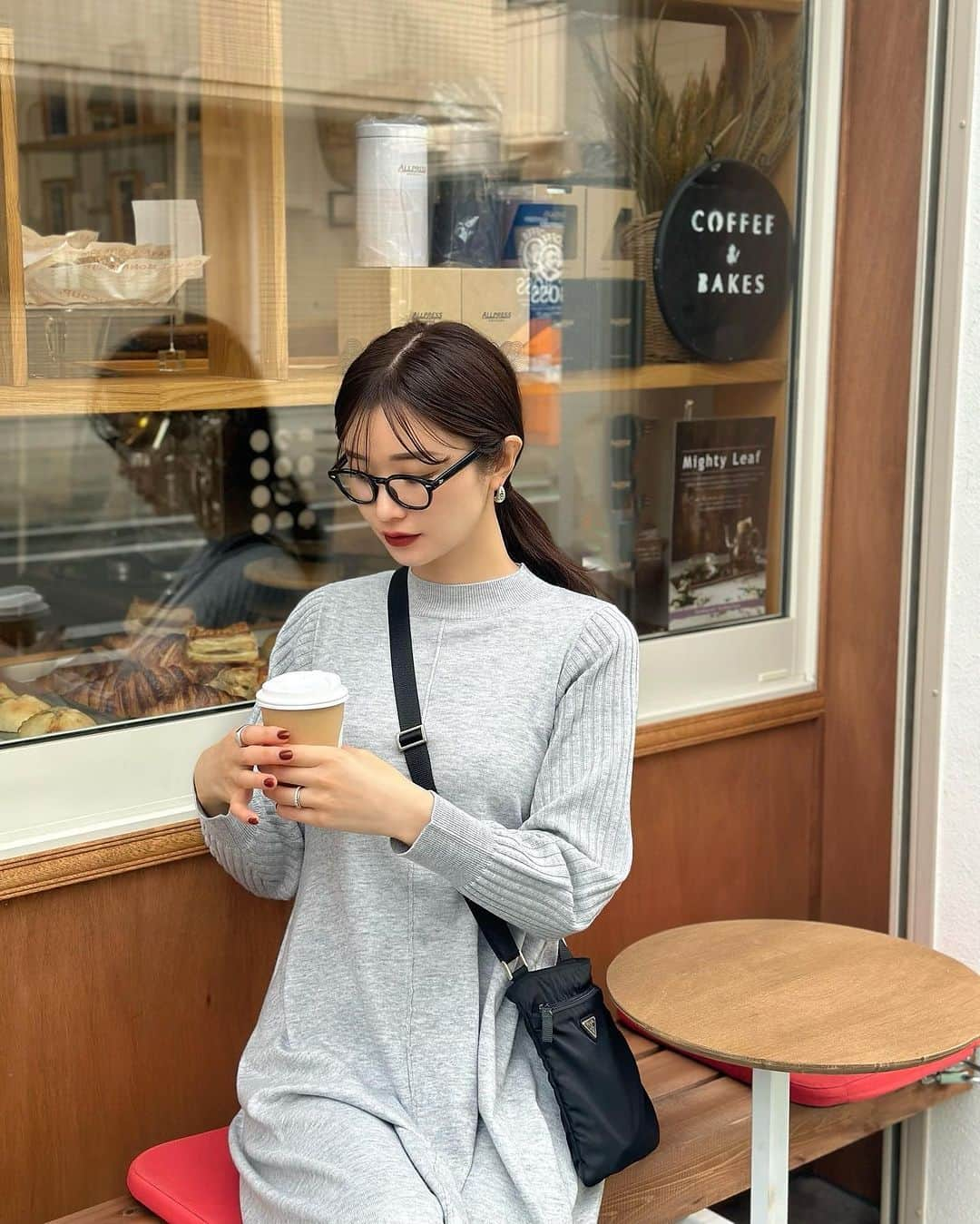 金城ゆきさんのインスタグラム写真 - (金城ゆきInstagram)「寒くなったね〜!! 暖かい飲み物を買いに☕️  柔らかくて着心地のいいフレアワンピースで休日コーデ♥ メガネ絶対かけない方がいいって言われるけどたまには🤓笑  onepiece : @ur_rosso  bag : @prada  boots : @maisonmargiela   #coordinate#ootd#outfit#fashion #urbanresearchrosso#コーディネート#ワンピースコーデ#ニットワンピ #アーバンリサーチロッソ#pr」11月25日 20時21分 - yukikaneshiro