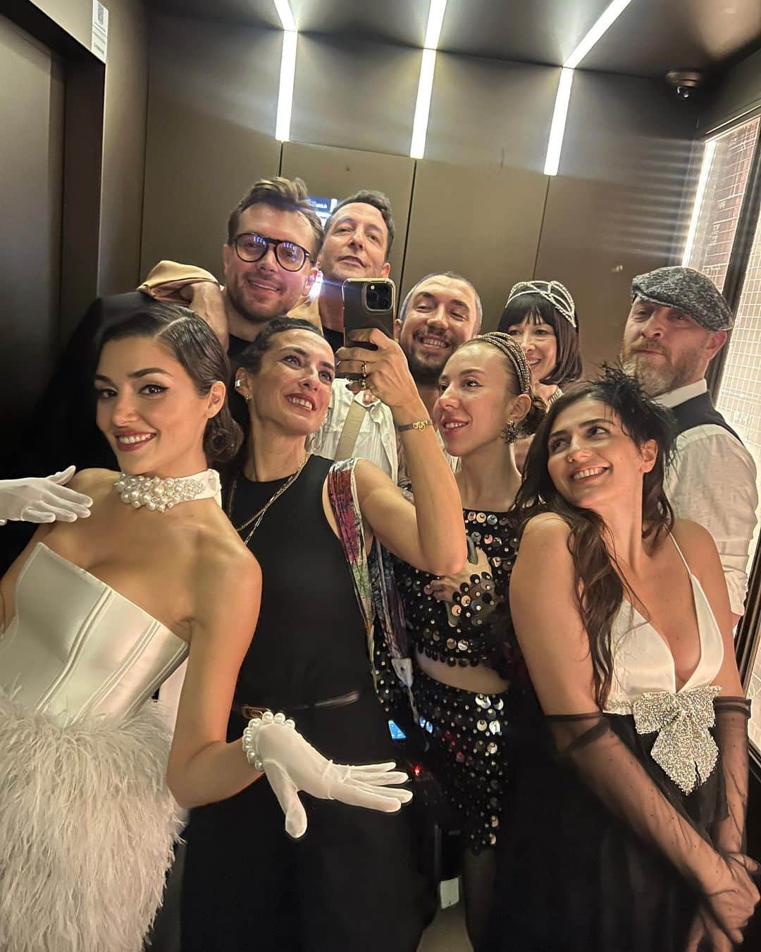 Hande Ercelさんのインスタグラム写真 - (Hande ErcelInstagram)「#TheGreatBirthday 🎠  @amorgaribovic  @nilayko  @nurisekerci  @alirizaozdemir  @bettymazalto_photography  Sizi çok seviyorum 🌹」11月25日 20時22分 - handemiyy