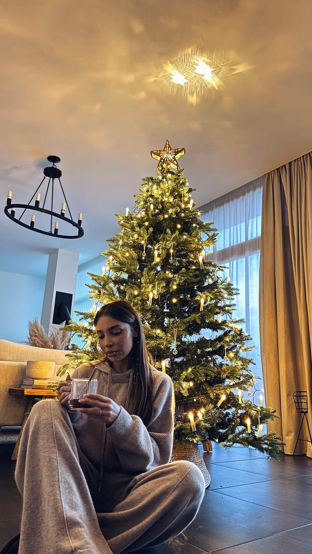 sananasのインスタグラム：「Officially Christmas season 🥰✨  (Les liens de mon sapin et des décos en story 😘)  🧦Ensemble @lilysilk 🕯️Bougie @goutalparis Une forêt d’or (tous les ans la jarre change mais le parfum reste le même. Ça sent la forêt de pin 🌲 elle est incroyable)」