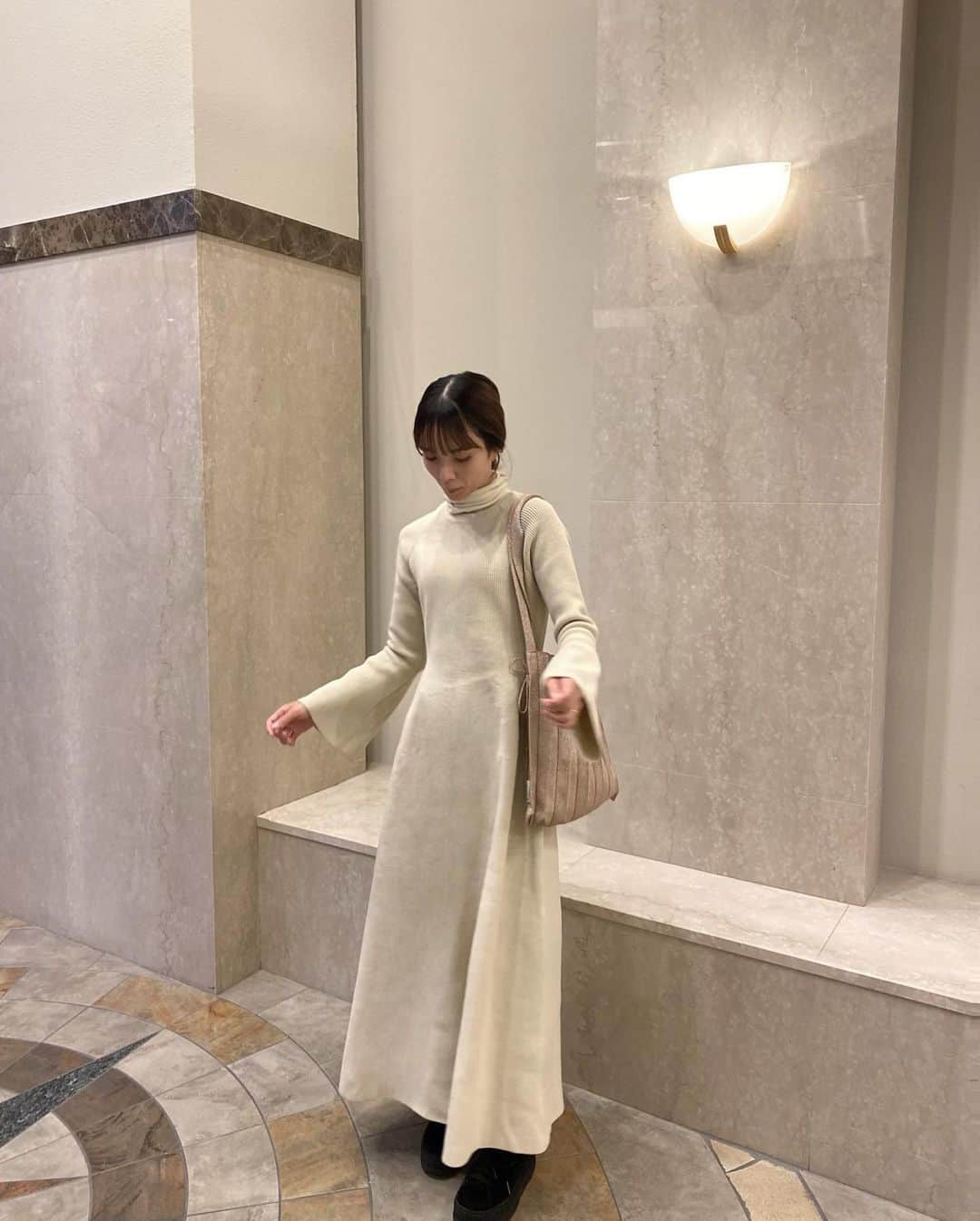 小田川エリカのインスタグラム：「・  バックパールデザインがかわいいワンピース🦢 構築系のボディラインを拾いすぎないニット素材を 使用してるから綺麗なシルエットで着用できるよ👗 着心地も良くてスタイルアップして見えて 良きだよ🫶  @titivatejp  #titivate #ティティベイト #titivatestyle #タイアップ #フレアスリーブニットワンピース」