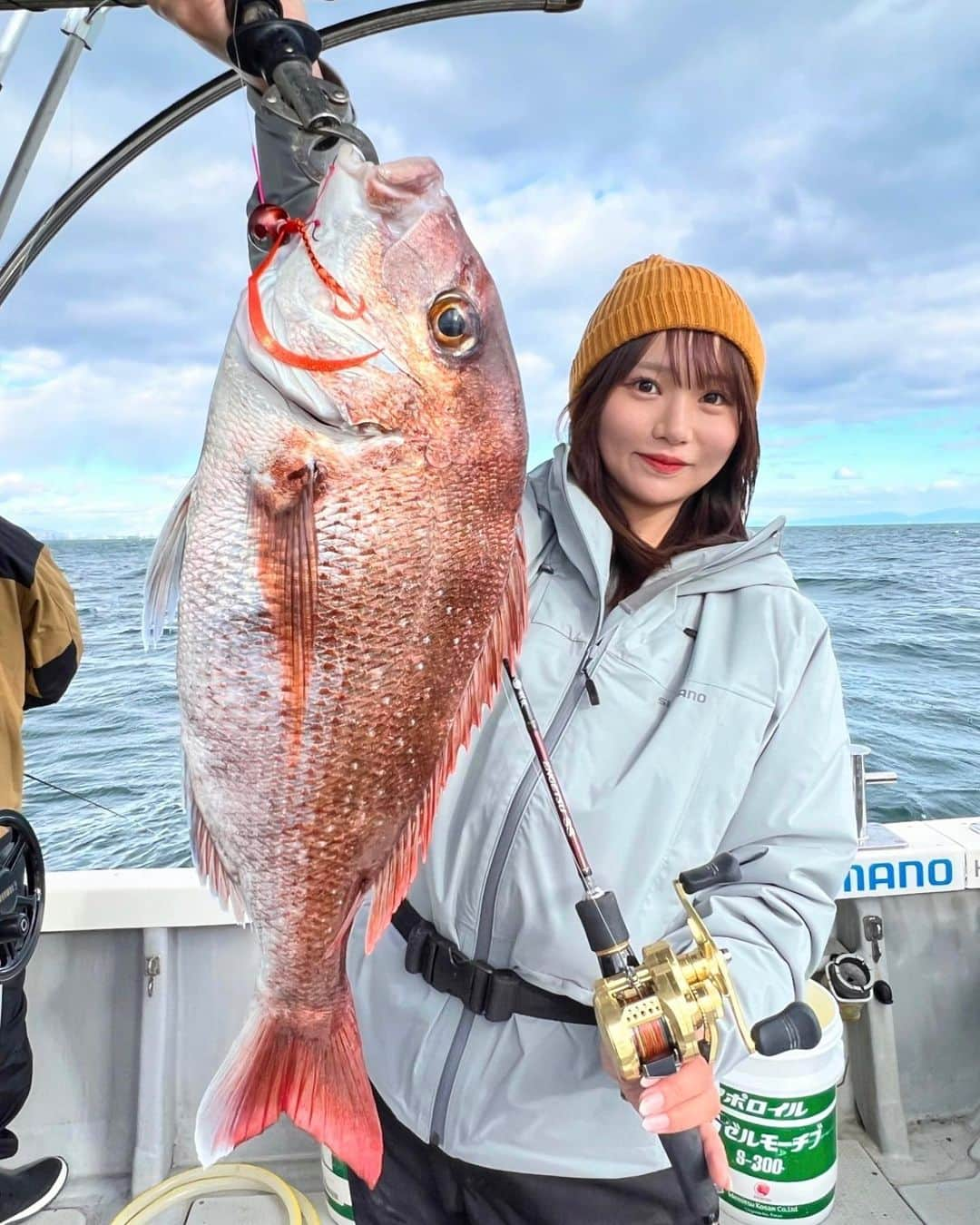 伊賀愛優菜さんのインスタグラム写真 - (伊賀愛優菜Instagram)「SHIMANO 23 OCEA CONQUEST 200PG 初おろしで、良型明石真鯛Get！！ 入魂致しました👏  タイラバ面白すぎる〜っ！！ 状況に合わせ ネクタイのカラーやボリュームをチェンジして、巻きのスピードを変化させたり アタリを出していく作業が楽しい😊 今日はなかなか渋かったけど ラスト流し5分前に釣りました〜！✨️  アタリがあってから、フッキングに持ち込むあの瞬間がたまらん…！🥹  諦めずに最後までやり続けることが 大事ですね！   「タックルデータ」  ロッド:SHIMANO 炎月SS B610ML-S リール:SHIMANO 23 OCEA CONQUEST  200PG ライン:TORAY Jigging PE Power Game X8 0.8号 リーダー:TORAY SMOOTH LOCK+ 12lb  ヘッド:SHIMANO 「炎月 バクバク TG (オレキン 90g)」 ネクタイ:SHIMANO 「炎月 バクバクネクタイ(ウロコオレンジ)」 カーリー:SHIMANO 「炎月 ゲキアツカーリー(オレンジラメ)」 カットチューン  【 ウェア 】 SHIMANO インサレーションレインジャケット グレー   #タイラバ #明石タイラバ #オフショア #釣り #アングラー  #オシア #炎月」11月25日 20時23分 - ayugram_125