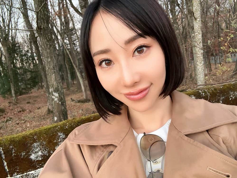 秋倉諒子さんのインスタグラム写真 - (秋倉諒子Instagram)「30代になってから お肌悩みが増えて色々試してみてるけど、 N organic Vieは最近のお気に入り！！✨  毎日、自分のお肌に触れているとその日によって 目元の乾燥やハリが不足しているかもと気付いたり… お肌には保湿が何よりも大切だと思ってるんだけど このクリームが特に保湿がいい感じ！！ 使ってみたら分かる🥹(動画分かりやすいから見てね！)  それにこの話題の美容液はベスコスも受賞していて、  アイケア大好きな私からするとメイク前にも使える べたつかないテクスチャが嬉しいー♪🫶  3本で7つの役割を担うから 3本で満足のいく肌対策が出来るよ✨ N organic Vieはそんなエイジングケア※の 最初の一歩としてもおすすめです🫧  @norganic_official  #PR #norganic #Nオーガニック #Nオーガニック#NorganicVie #オーガニック#エイジングケア#リラックスタイム#肌悩み  ※年齢に応じた潤いを与えるケア」11月25日 20時26分 - ryokoak45