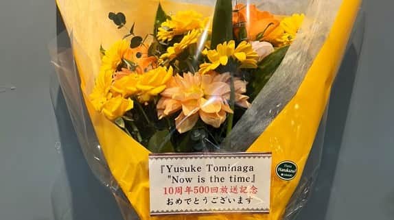 冨永裕輔さんのインスタグラム写真 - (冨永裕輔Instagram)「『Yusuke Tominaga "Now is the time”10周年&500回放送Special Live〜星空のコックピットから感謝を込めて〜』 ご参加くださったみなさん、ありがとうございました！ とても温かい時間を一緒に過ごせて幸せでした。この星空のコックピットが、自分にとってもみんなにとっても大切な場所だったことを、改めて深く感じながら歌いました。 10年間喋らせてもらい、毎週毎週生放送を一緒に作り上げてきました。感謝の気持ちで一杯です。 たくさんの愛、応援を本当にありがとうございました！ 年内最後まで楽しく生放送をお届けしていきます😊  アンコールの際にファンの方から優しい黄色の美しい花束をいただきました🌼 ライブ後にコミてんの金山社長から薔薇の花束をいただき、思い出のスタジオでパシャリ🌹  #コミてん #FM #ラジオ #生放送 #Nowisthetime #ライブ #スタジオ #福岡 #天神 #大名」11月25日 20時37分 - yusuketominaga_official