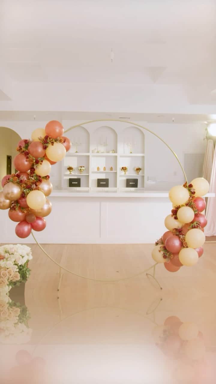 SHEINのインスタグラム：「Ready to capture core memories against a stunning backdrop? 📸✨ @wifeoftheparty gave us the 411 on all things party decor - Stay tuned to see how these projects came to life at @jenafrumes fabulous Friendsgiving party 👀✨#SHEINxWOTP」