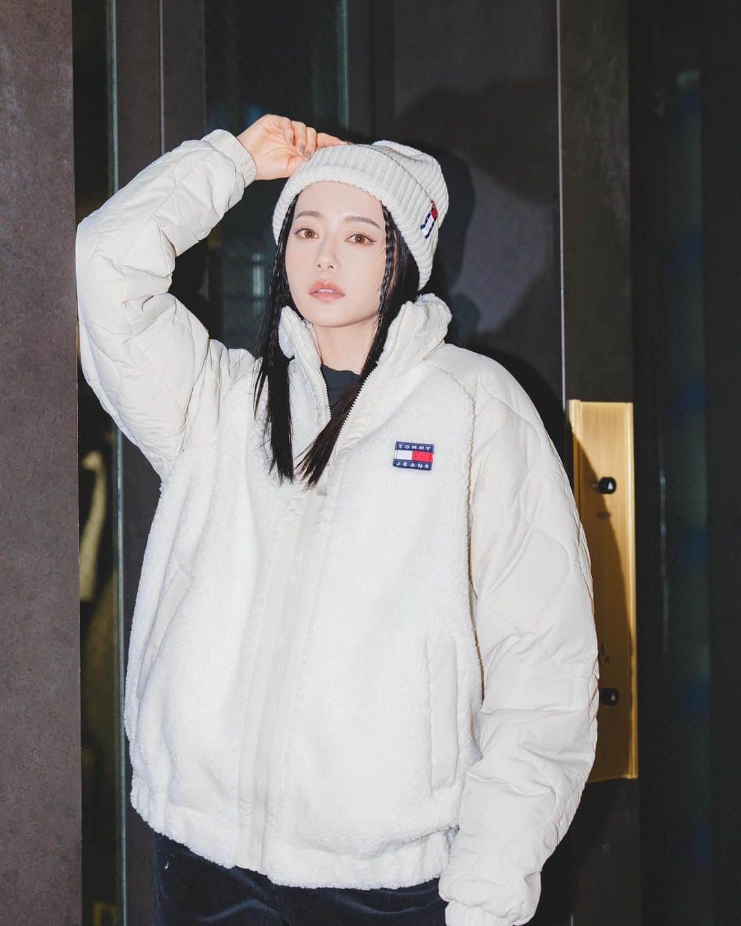 Nagomi（なごみ）のインスタグラム：「@tommyjeans 💙  いろんなジャケット着てみました！ リラックス感のあるカジュアルコーデが可愛すぎる. どのアイテムも使い回ししやすくて、めっちゃ暖かい⛄️ これからの時期に最高すぎるアイテム☺︎  ZOZOでも買えるからチェックしてね！  #PR #TommyAtOmotesando #トミージーンズ」