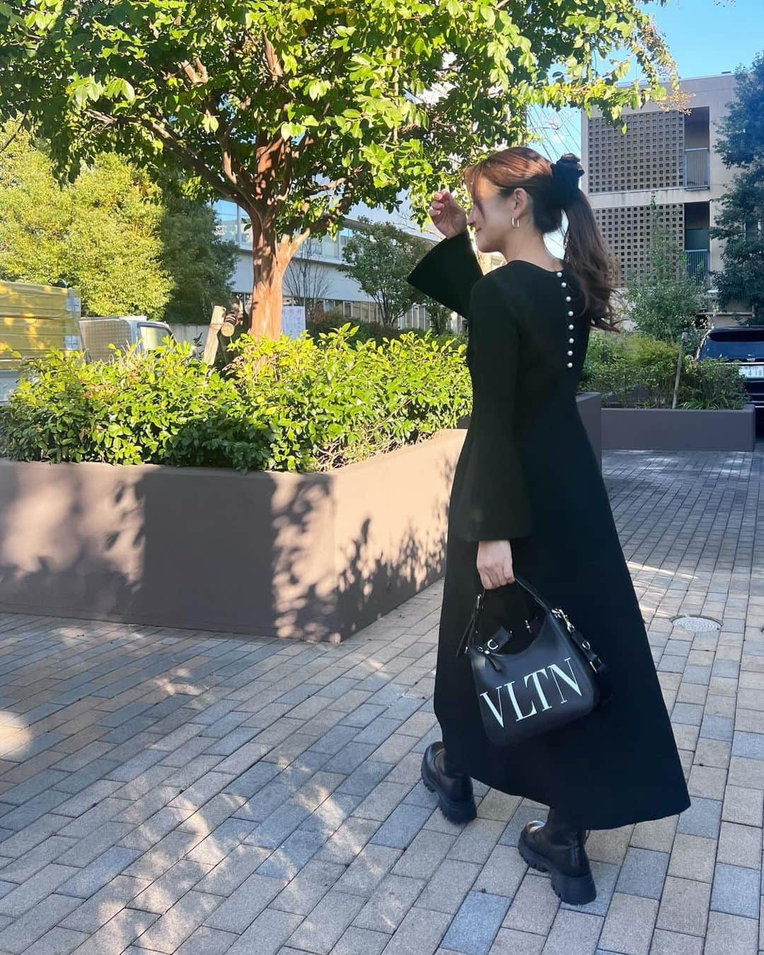 t.krmeのインスタグラム：「バックパールデザインのブラックワンピース🖤  ボディラインを拾いすぎないニット素材のワンピースで袖口のデザインもかわいい  One-piece: #titivate Bag: #maisonvalentino   #fashion #cordinate #casualstyle #thehany#casual#mom#outfit  #大人カジュアル #大人コーデ #ママコーデ#大人っぽコーデ #きれいめスタイル   #大人シンプルコーデ#titivate #ティティベイト #titivatestyle #タイアップ #フレアスリーブニットワンピース @titivatejp」