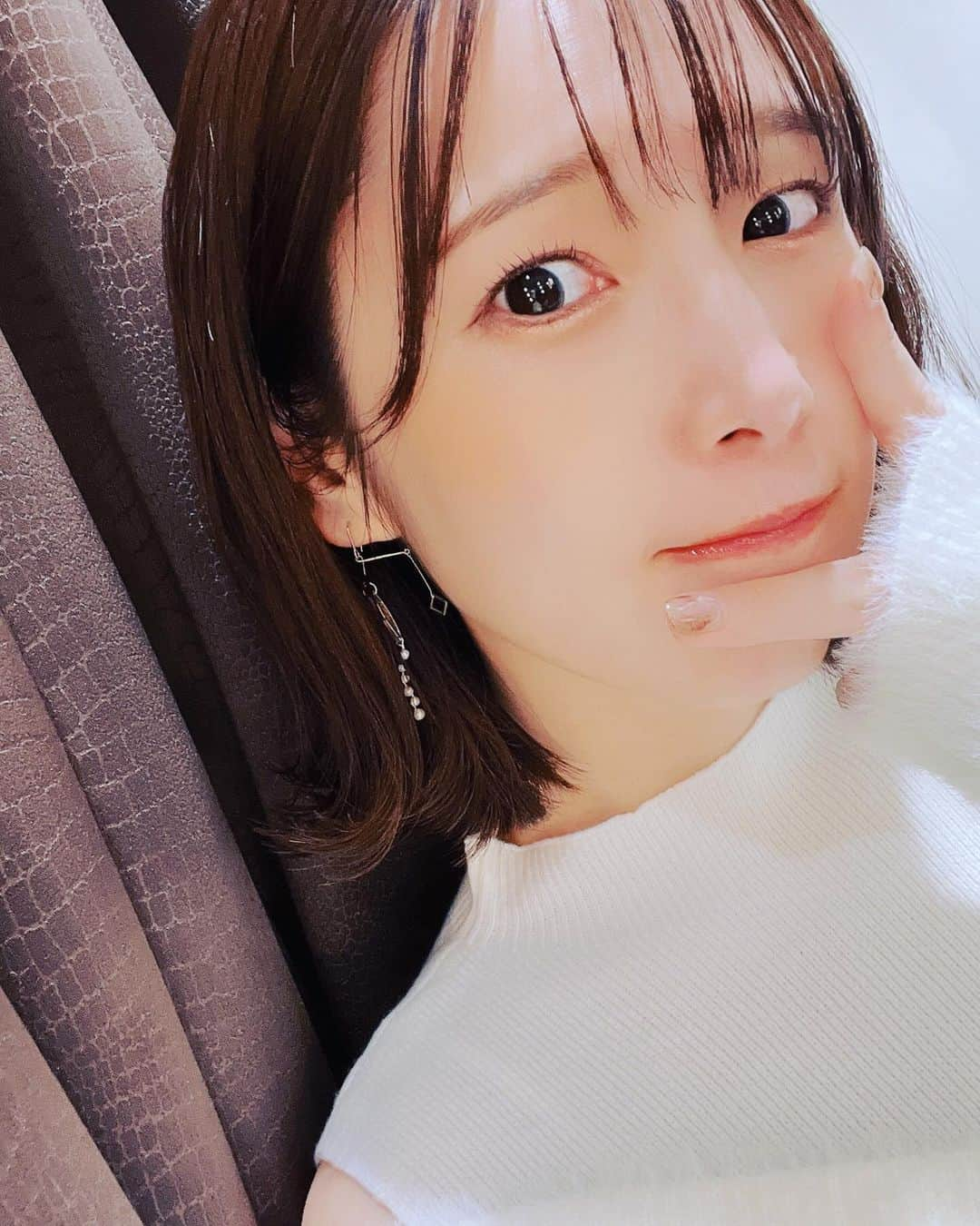 内田真礼のインスタグラム：「今日は、療養明けのイベントということで！ 大阪のリリイベ、きてくださった皆さま。 本当にありがとうございました✨  たくさんの方のお顔を見れて、 わたしは嬉しくって、しあわせで溢れていました✨  ここ数日は、家でおやすみをしてたので、 体力もどうかな、と思っていたけどなんとか乗り切れまして 明日も東京リリイベです！ わたしは大丈夫だから安心してね。 ただ、今回はトークオンリーでいきます。 アーバンハイウェイは、どこかで歌うので聞きにきてね..! いつもよりちょっと長めのトークを楽しんでいってください。  大阪駅の地下でミスタードーナツを見つけたので、 ラッキー！と思って買ったピカチュウ⚡️  めっちゃ美味しかったです♡」