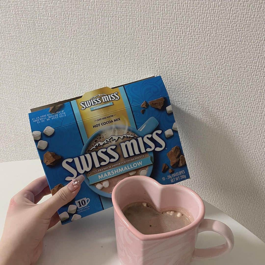 あっぷるさんのインスタグラム写真 - (あっぷるInstagram)「この冬にぴったしなココア！ SWISS MISSだよ🤎☕️ お湯を加えるだけでだから手軽で美味しいの最高だよね·͜· ︎︎ᕷ 小さいマシュマロが可愛くて美味しいの…♡ みんなも飲んでみてね！ 今Amazonでセール中でオトクに買えるらしいから、詳しくはAMAZONでココア SWISS MISSで検索してみてね！  #PR #SWISSMISS」11月25日 20時34分 - apoapo_2